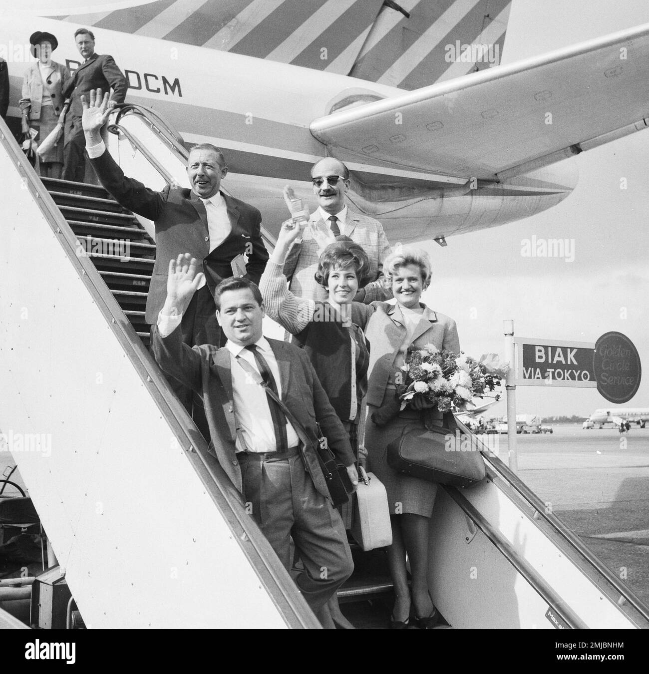 Pays-Bas Histoire: Sortir d'un avion, de gauche à droite au-dessus de Tonnie Bakkenes , Jan Pruis , au-dessous de Willy et Willeke Alberti et Mieke Telkamp; Date: 19 septembre 1962 Banque D'Images