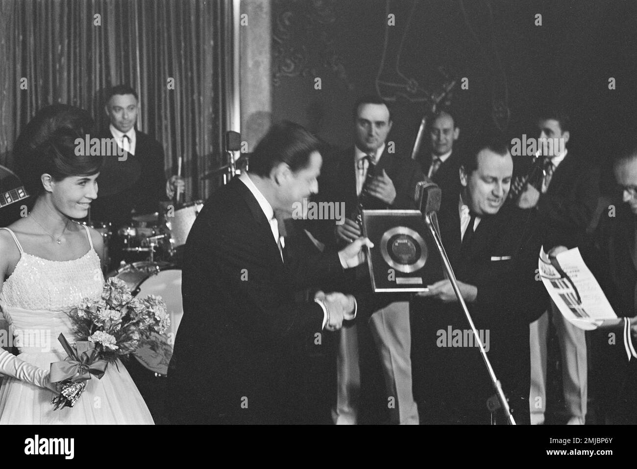 Pays-Bas Histoire: Le chanteur allemand Gerard Wendlang reçoit un record d'or au Casino pour son "Tanze mit mir in den Morgen". Mlle World Rina Lodders remet le record de l'or; Date: 27 septembre 1962 Banque D'Images