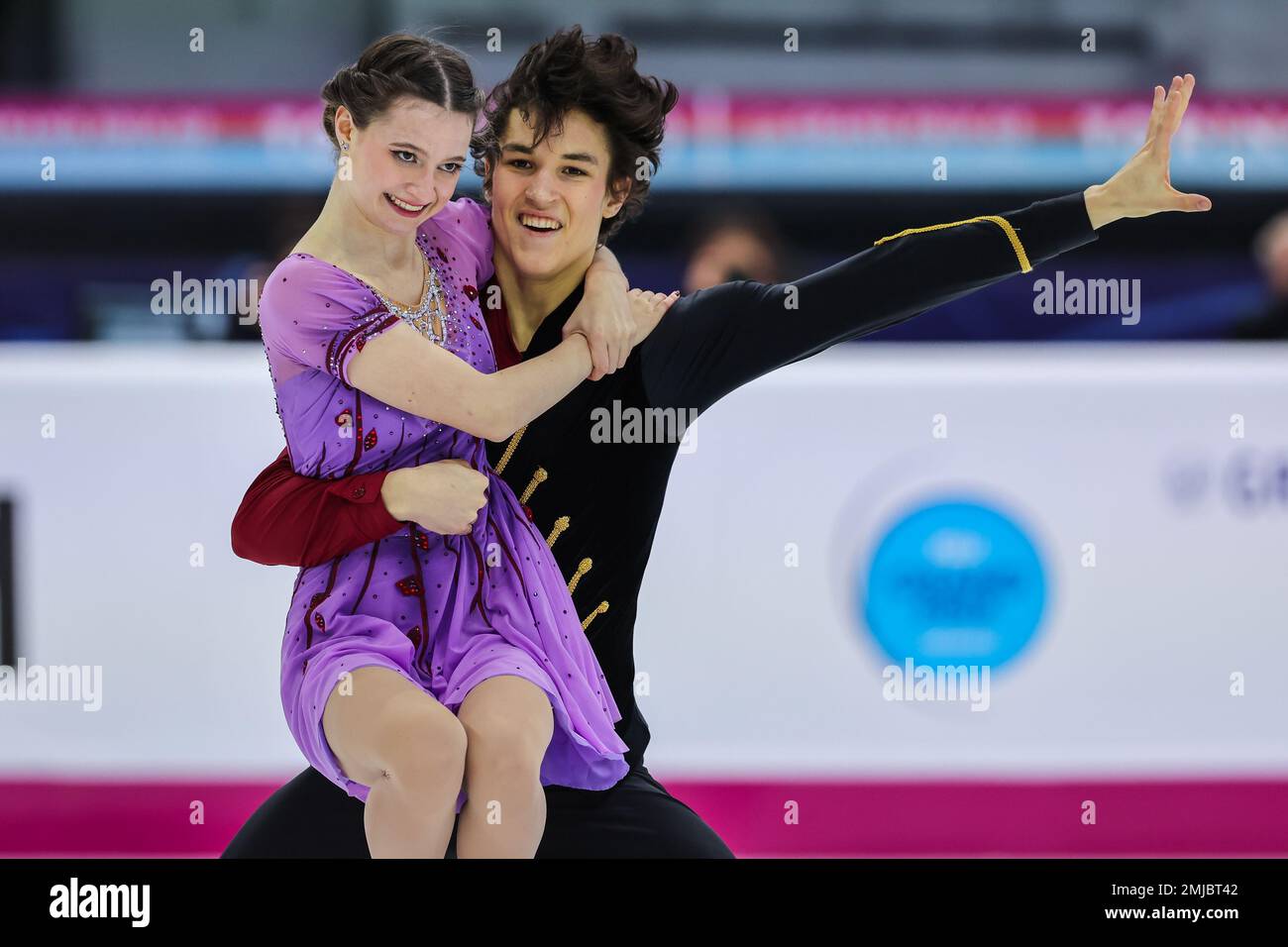 Turin, Italie. 10th décembre 2022. Darya Grimm et Michail Savitskiy, de Grande-Bretagne, sont en compétition lors de la finale du Grand Prix de patinage artistique de l'UIP, Turin 2022, à Palavela. Jour 3 - JR Ice Dance Free Dance ISU Grand Prix of Figure Skating final Turin. (Photo de Fabrizio Carabelli/SOPA Images/Sipa USA) crédit: SIPA USA/Alay Live News Banque D'Images