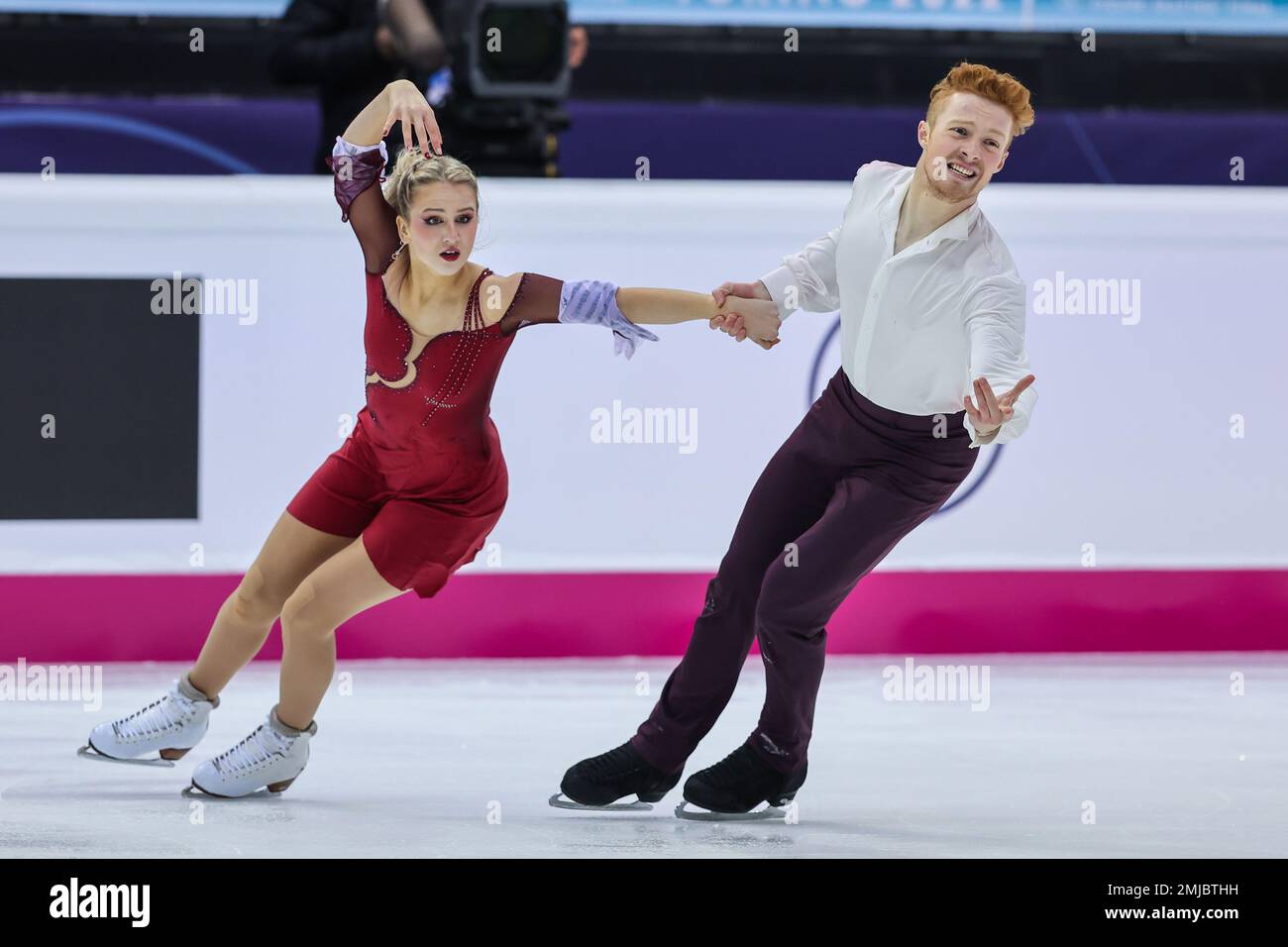 Turin, Italie. 10th décembre 2022. Nadiia Bashynska et Peter Beaumont du Canada sont en compétition lors de la finale du Grand Prix de patinage artistique de l'UIP, Turin 2022, à Palavela. Jour 3 - JR Ice Dance Free Dance ISU Grand Prix of Figure Skating final Turin. (Photo de Fabrizio Carabelli/SOPA Images/Sipa USA) crédit: SIPA USA/Alay Live News Banque D'Images