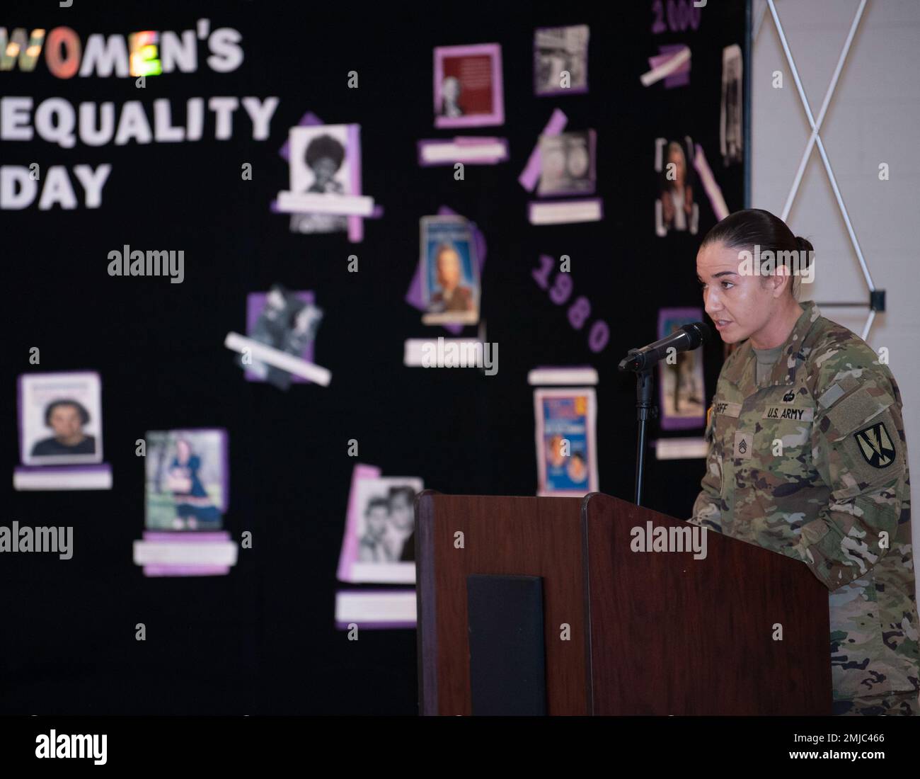 Le sergent d'état-major Emily Goff, maître de cérémonie pour la célébration de la Journée de l'égalité des femmes de fort Jackson, parle pendant les moments d'ouverture de l'événement, le 26 août, dans la salle de bal Joe E. Mann. Le colonel Tina Hayes, directrice adjointe du Département des technologies nucléaires, Département de la recherche et du développement, Agence de réduction de la menace pour la défense, était le conférencier invité à l'événement. Banque D'Images