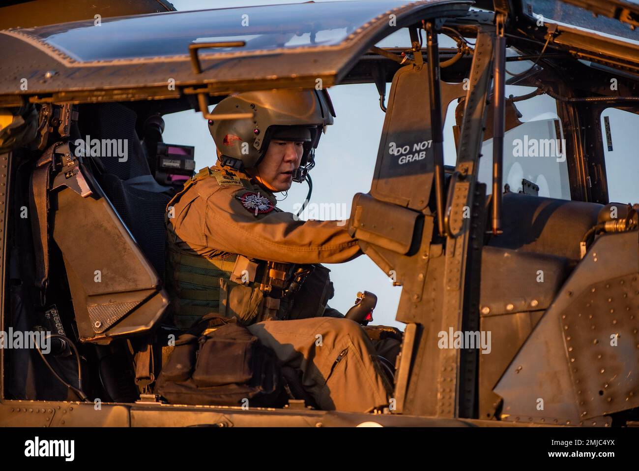 Des membres du Service de la Force aérienne de la République de la Vanguard de Singapour et de la Garde nationale de l'Armée de l'Arizona ont formé ensemble 21 juillet par l'intermédiaire de 29 août 2022 au Centre d'entraînement au combat du verger de la Garde nationale de l'Idaho, en réalisant des opérations aériennes d'artillerie AH-64 Apache de jour et de nuit. Lors de son séjour à l'OCTC, les pilotes et les équipages de Peace Vanguard ont reçu une formation sur plusieurs gammes pour les qualifications air-sol et air-air, y compris la gamme intégrée air-sol numérique. Le DAGIR est l'un des trois de l'armée américaine et permet aux unités aériennes et terrestres de s'entraîner ensemble tout en recevant des feedbac précis et en temps réel Banque D'Images