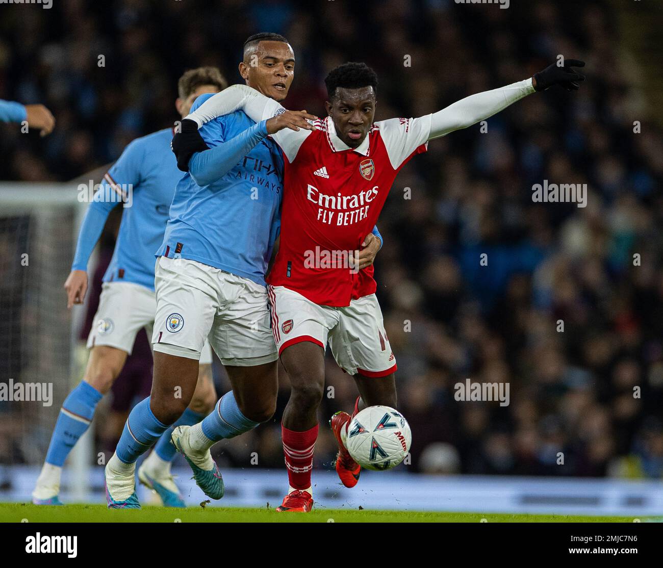 Manchester, Royaume-Uni. 28th janvier 2023. Eddie Nketiah (R) d'Arsenal rivalise avec le ballon lors du quatrième tour de la coupe FA entre Manchester City et Arsenal à Manchester, en Grande-Bretagne, le 27 janvier 2023. Credit: Xinhua/Alay Live News Banque D'Images