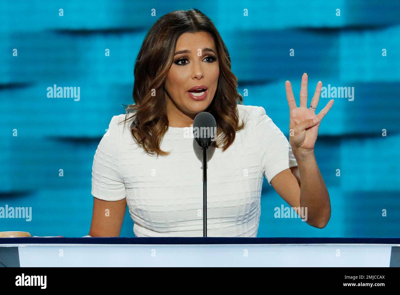 FILE - In this July 25, 2016, file photo, actress Eva Longoria speaks during the first day of the Democratic National Convention in Philadelphia. Longoria and fellow actress America Ferrera are leading a coalition of actors, writers and leaders who penned a public "letter of solidarity," Friday, Aug. 16, 2019, to U.S. Latinos in the wake of the El Paso, Texas, shooting and the immigration raid in Mississippi. (AP Photo/J. Scott Applewhite, File) Banque D'Images