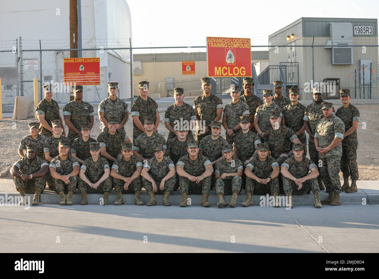 Marines des États-Unis avec combat Logistics Regiment 3, 3rd Marine Logistics Group, posez pour une photo pendant l'exercice Maltais Dragon, au Marine corps Air Ground combat Center, Twentynine Palms, Californie, 25 août 2022. L'exercice Maltais Dragon est un exercice d'entraînement, organisé par Marine corps Logistics Operation Group, où le personnel de logistique s'entraîne dans un environnement contrôlé par l'exercice et subissant différents stress simulés du Centre d'opérations de combat utilisés pour former et éduquer des logisticiens de la Marine Air Ground-Task Force. 3rd MLG, basé à Okinawa, au Japon, est une unité de combat déployée vers l'avant qui Banque D'Images