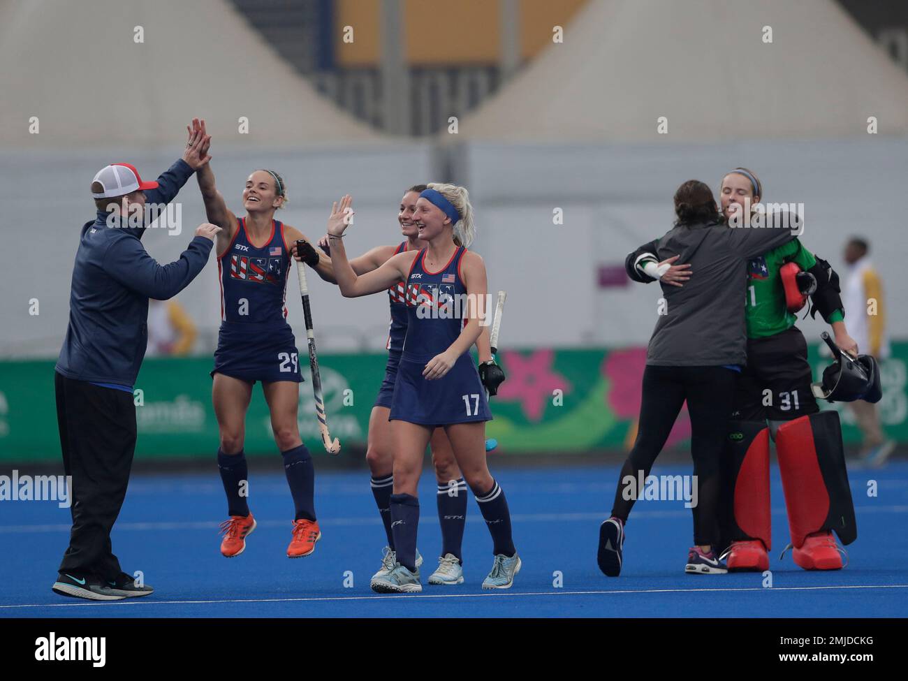 Anna Dessoye of the United States (17) and Alyssa Manley(29) high five a member of their coaching staff after defeating Chile in a women's field hockey bronze medal match at the Pan American Games in Lima, Peru, Friday, Aug. 9, 2019. At right is goal keeper Kelsey Bing. (AP Photo/Silvia Izquierdo) Banque D'Images