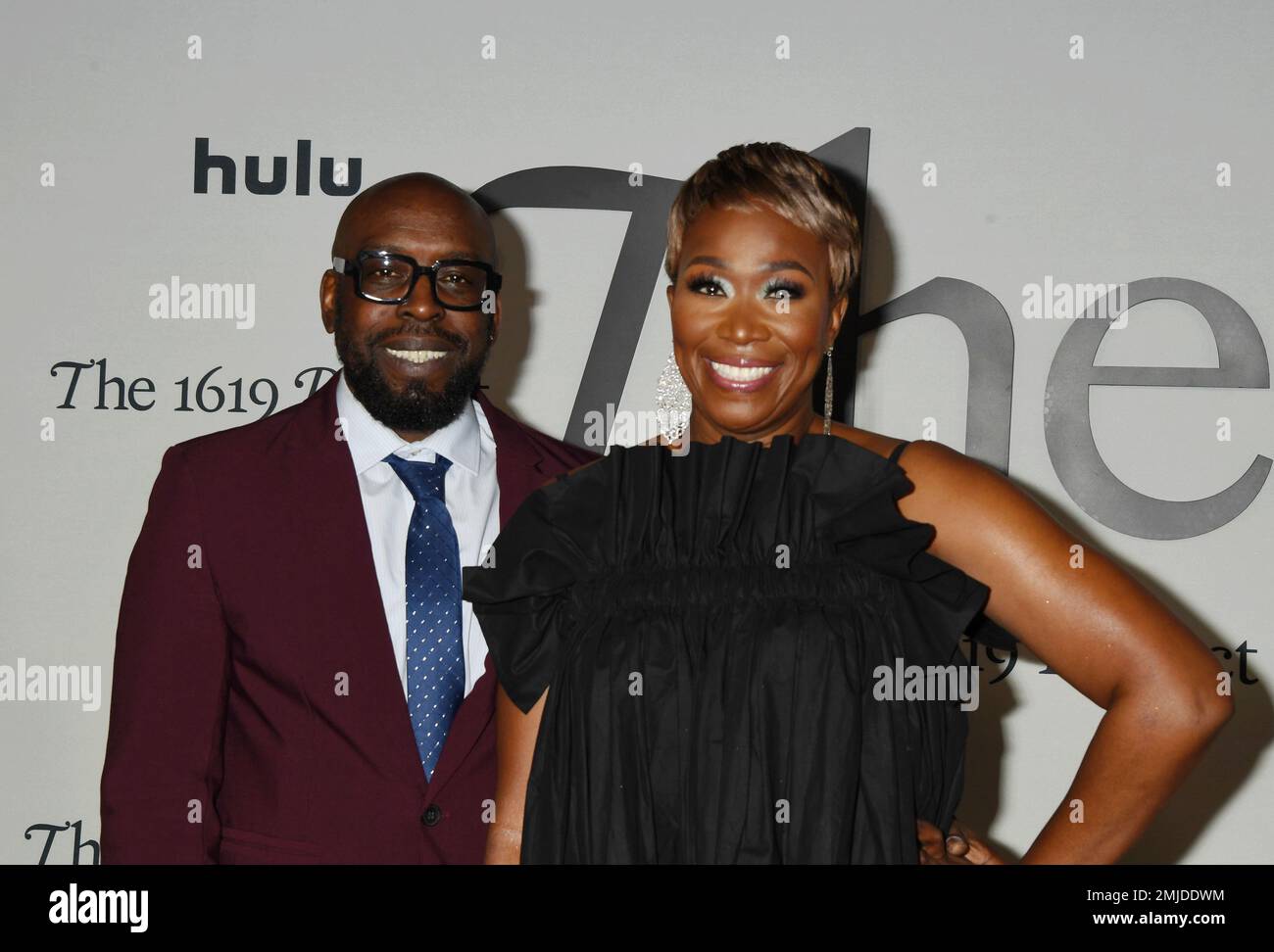 LOS ANGELES, CALIFORNIE - 26 JANVIER : (G-D) Jason Reid et Joy-Ann Reid assistent à la première épreuve du tapis rouge de Los Angeles pour le « projet 1619 » de Hulu Banque D'Images LOS ANGELES, CALIFORNIE - 26 JANVIER : (G-D) Jason Reid et Joy-Ann Reid assistent à la première épreuve du tapis rouge de Los Angeles pour le « projet 1619 » de Hulu Banque D'Images