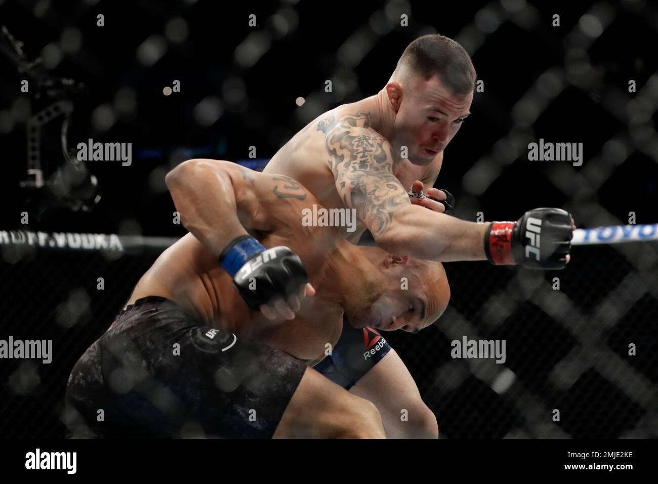 Colby Covington, above, fights Robbie Lawler, below, during the first round of a welterweight mixed martial arts bout at UFC Fight Night Saturday, Aug. 3, 2019, in Newark, N.J. Covington won the bout. (AP Photo/Frank Franklin II) Banque D'Images