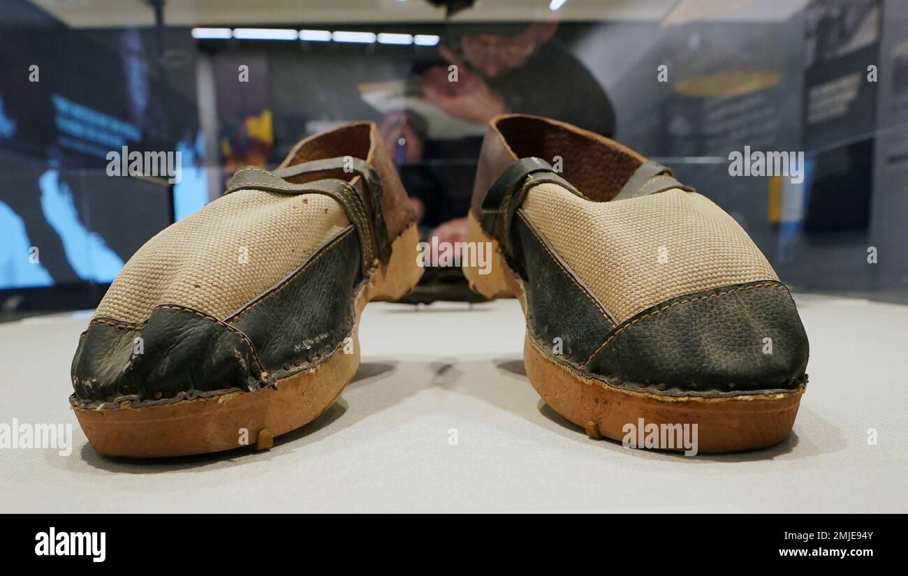 Creve coeur, États-Unis. 27th janvier 2023. Un visiteur du Musée de l'Holocauste Kaplan Feldman regarde de près une paire de chaussures de prisonnier exposées à l'occasion de la Journée internationale de commémoration de l'Holocauste, à Creve coeur, Missouri, vendredi, 27 janvier 2023. La journée commémorative internationale commémore les victimes de l'Holocauste, qui a entraîné le meurtre d'un tiers du peuple juif, ainsi que d'innombrables membres d'autres minorités entre 1933 et 1945 par l'Allemagne nazie. Photo par Bill Greenblatt/UPI crédit: UPI/Alay Live News Banque D'Images