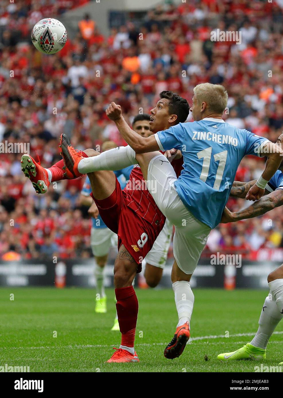 Liverpool's Roberto Firmino, left, challenges for the ball with Manchester City's Oleksandr Zinchenko during the English Community Shield soccer match between Liverpool and Manchester City at Wembley stadium in London, Sunday, Aug. 4, 2019. (AP Photo/Kirsty Wigglesworth) Banque D'Images