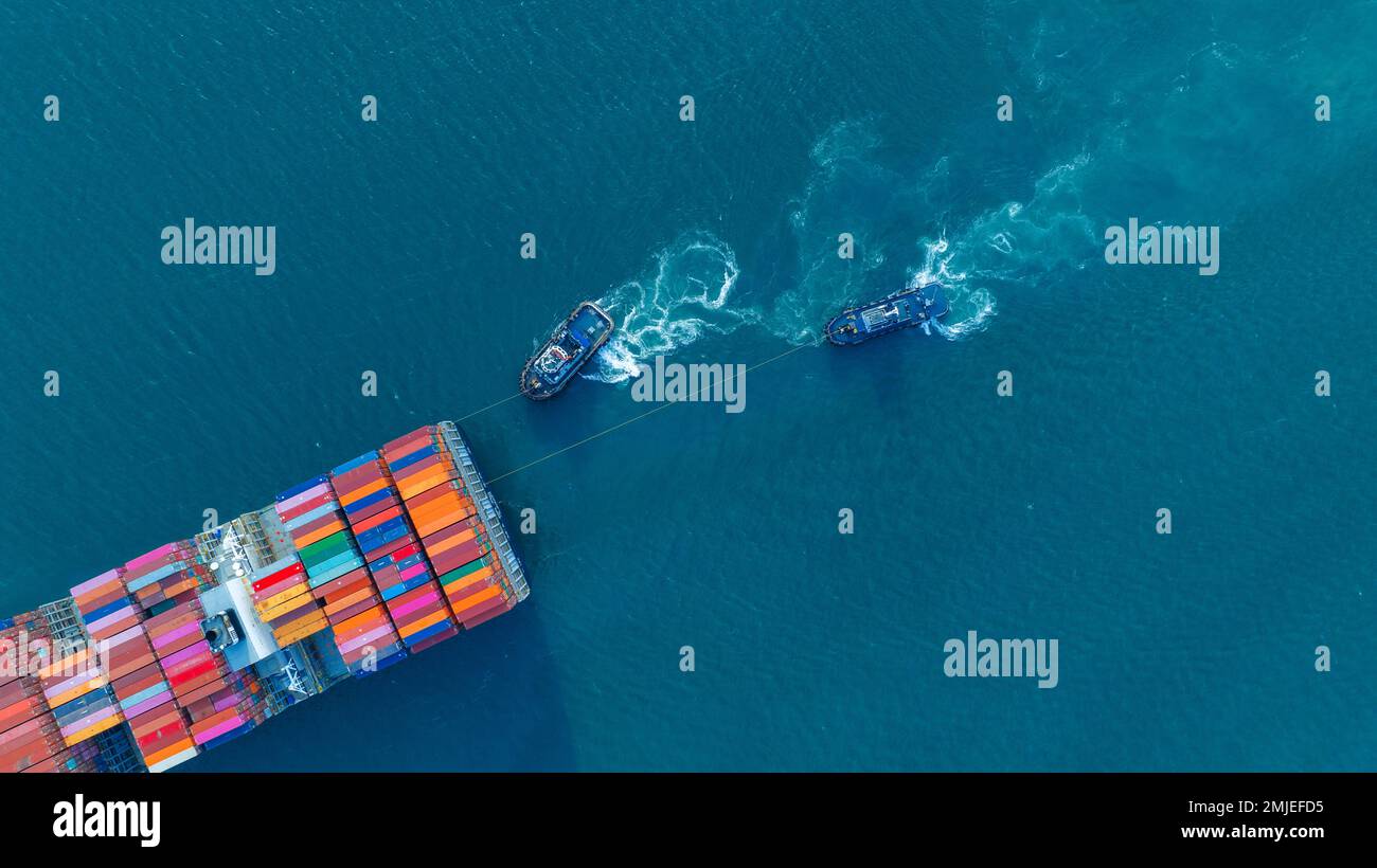 Bateau à baignoire avec Stern de cargo transportant le conteneur et courant pour importer des marchandises du port de cour de cargaison à la technologie de concept océanique sur mesure transporte Banque D'Images