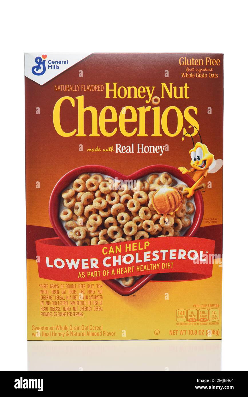 IRVINE, CALIFORNIE - 27 JANV. 2023: Une boîte de céréales Cheerios pour petit déjeuner aux noix de miel de General Mills. Banque D'Images
