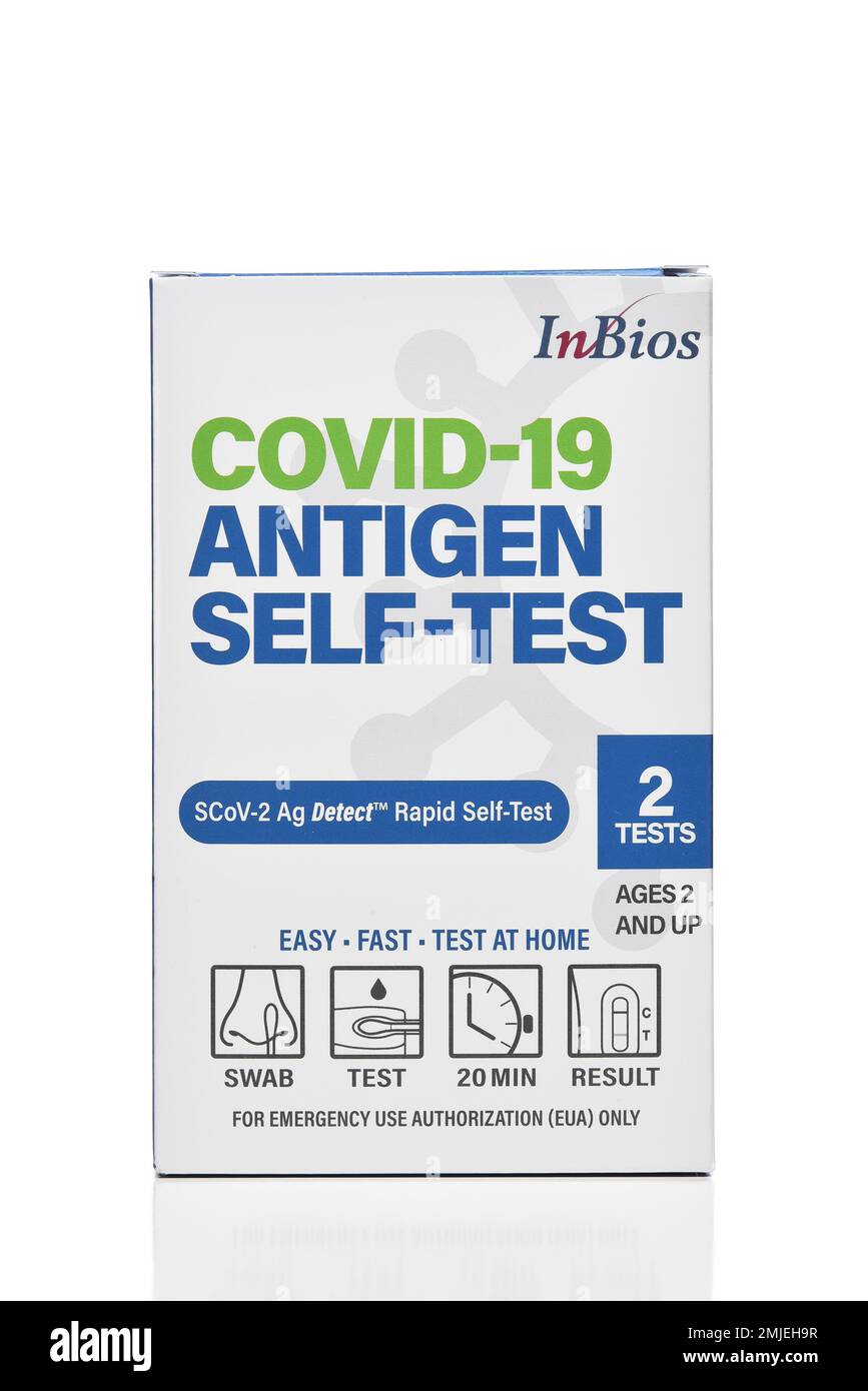 IRVINE, CALIFORNIE - 27 JANV. 2023: InBios Covid-19 Antigen Self-Test kit avec 2 tests. Banque D'Images