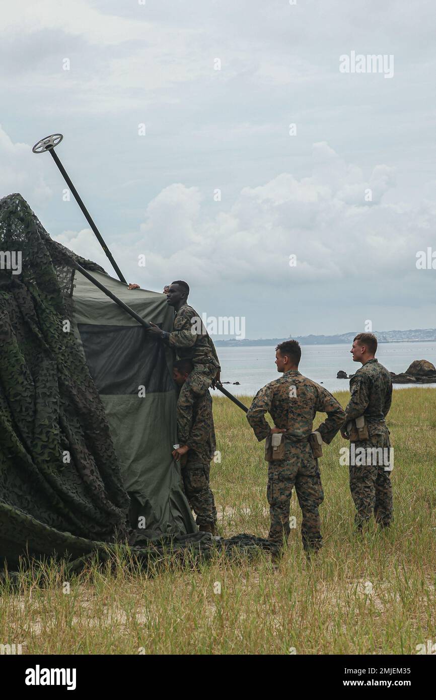 ÉTATS-UNIS Marines avec combat Logistics Battalion 4, combat Logistics Regiment 3, 3rd Marine Logistics Group, a mis en place un centre d'opérations de combat à Kin Blue, Camp Hansen, Okinawa, Japon, 27 août, 2022. 3rd le MLG, basé à Okinawa, au Japon, est une unité de combat déployée à l’avant qui sert d’épine dorsale complète de soutien logistique et de service de combat du MEF III pour les opérations dans toute la zone de responsabilité Indo-Pacific. Banque D'Images