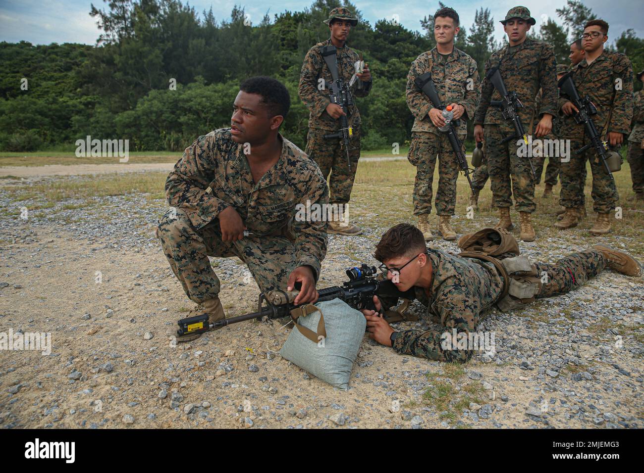 ÉTATS-UNIS Marines avec combat Logistics Battalion 4, combat Logistics Regiment 3, 3rd Marine Logistics Group ZERO dans leur PEQ-16B laser à Kin Blue, Camp Hansen, Okinawa, Japon, 27 août, 2022. 3rd le MLG, basé à Okinawa, au Japon, est une unité de combat déployée à l’avant qui sert d’épine dorsale complète de soutien logistique et de service de combat du MEF III pour les opérations dans toute la zone de responsabilité Indo-Pacific. Banque D'Images