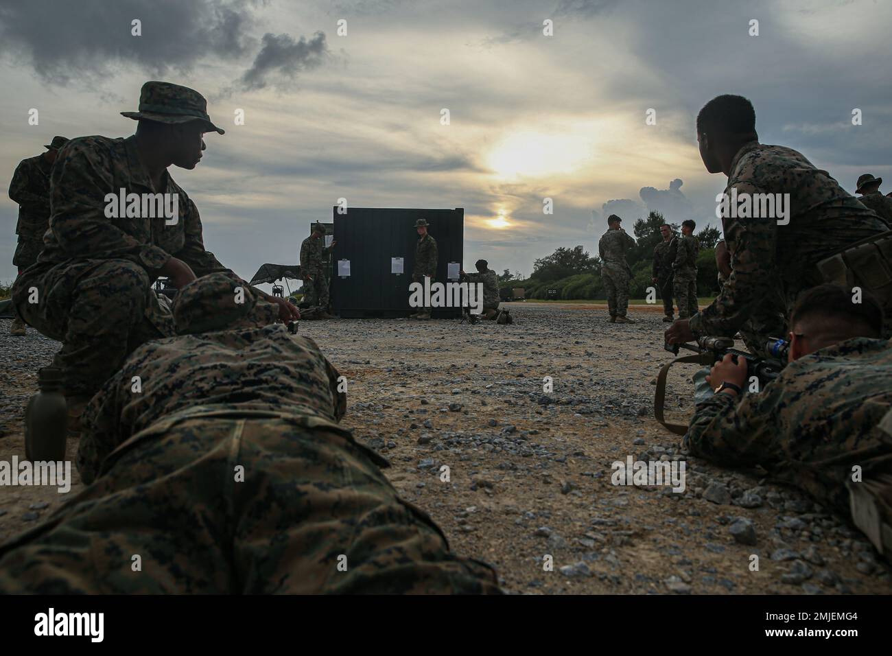 ÉTATS-UNIS Marines avec combat Logistics Battalion 4, combat Logistics Regiment 3, 3rd Marine Logistics Group, ZERO dans leur PEQ-16B laser à Kin Blue, Camp Hansen, Okinawa, Japon, août 27, 2022. 3rd le MLG, basé à Okinawa, au Japon, est une unité de combat déployée à l’avant qui sert d’épine dorsale complète de soutien logistique et de service de combat du MEF III pour les opérations dans toute la zone de responsabilité Indo-Pacific. Banque D'Images