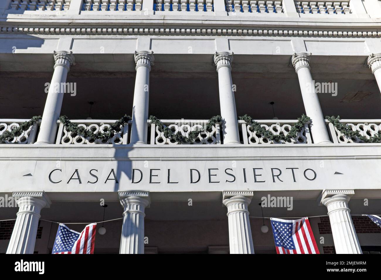 Ouvert en 1911, le Casa del Desierto était un hôtel Harvey House et un dépôt de chemin de fer de Santa Fe situé à Barstow, en Californie, dans le désert de Mojave. Banque D'Images