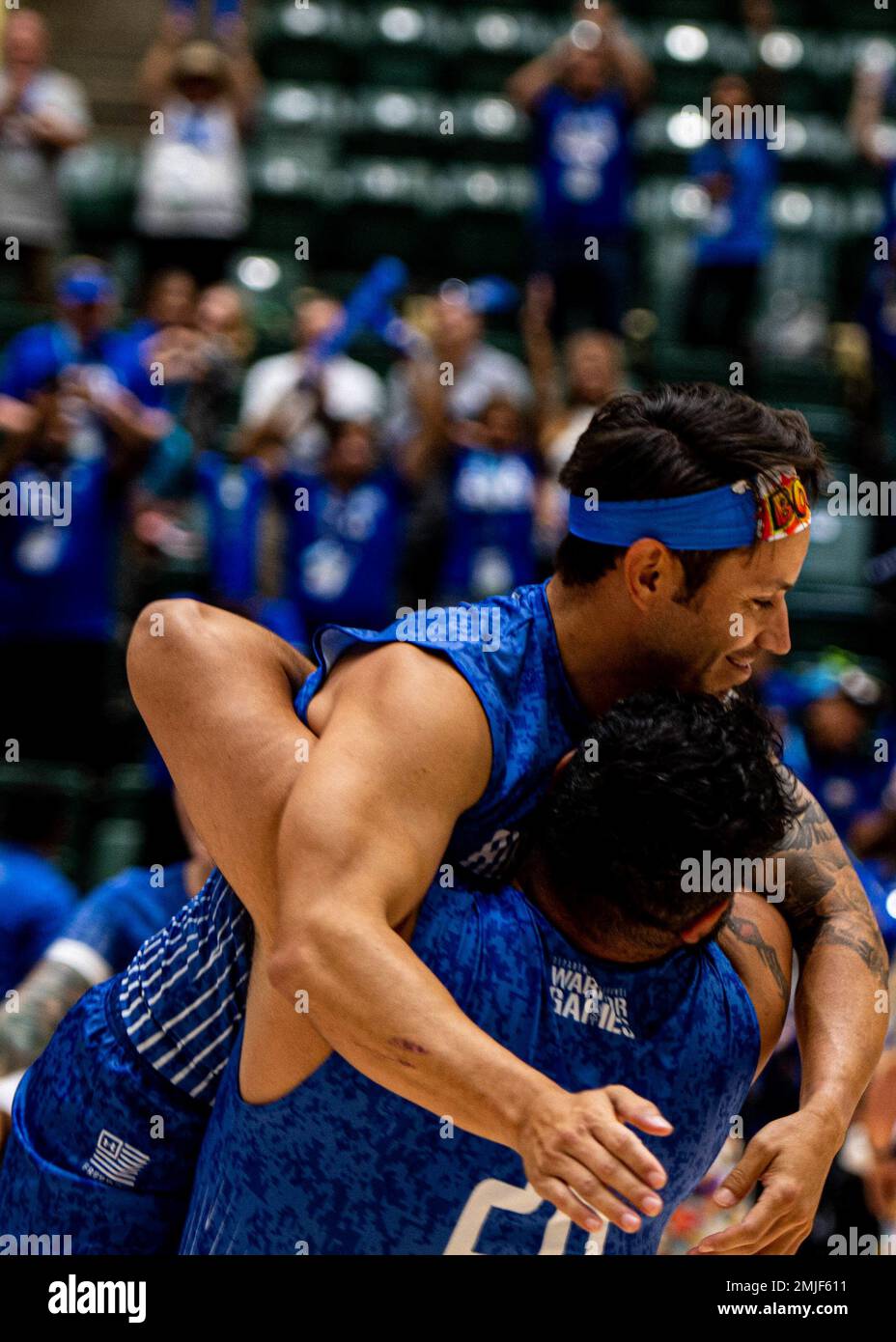 ÉTATS-UNIS Le Sgt Kenneth Guinn (à gauche), et les États-Unis Tech. De la Force aérienne Le Sgt Rudy Estrada, athlètes des Jeux du guerrier de la Force aérienne, célèbre la victoire de la médaille d'or au volley-ball assis aux Jeux du guerrier du ministère de la Défense de 2022, à 28 août 2022, à Orlando, en Floride. Les Jeux du guerrier du DoD, et les sports adaptatifs au sein, font partie du programme plus vaste de soins du guerrier du DoD. Le programme sportif adaptatif n'est qu'une facette du continuum de rétablissement et de soins que reçoivent les guerriers blessés. Banque D'Images