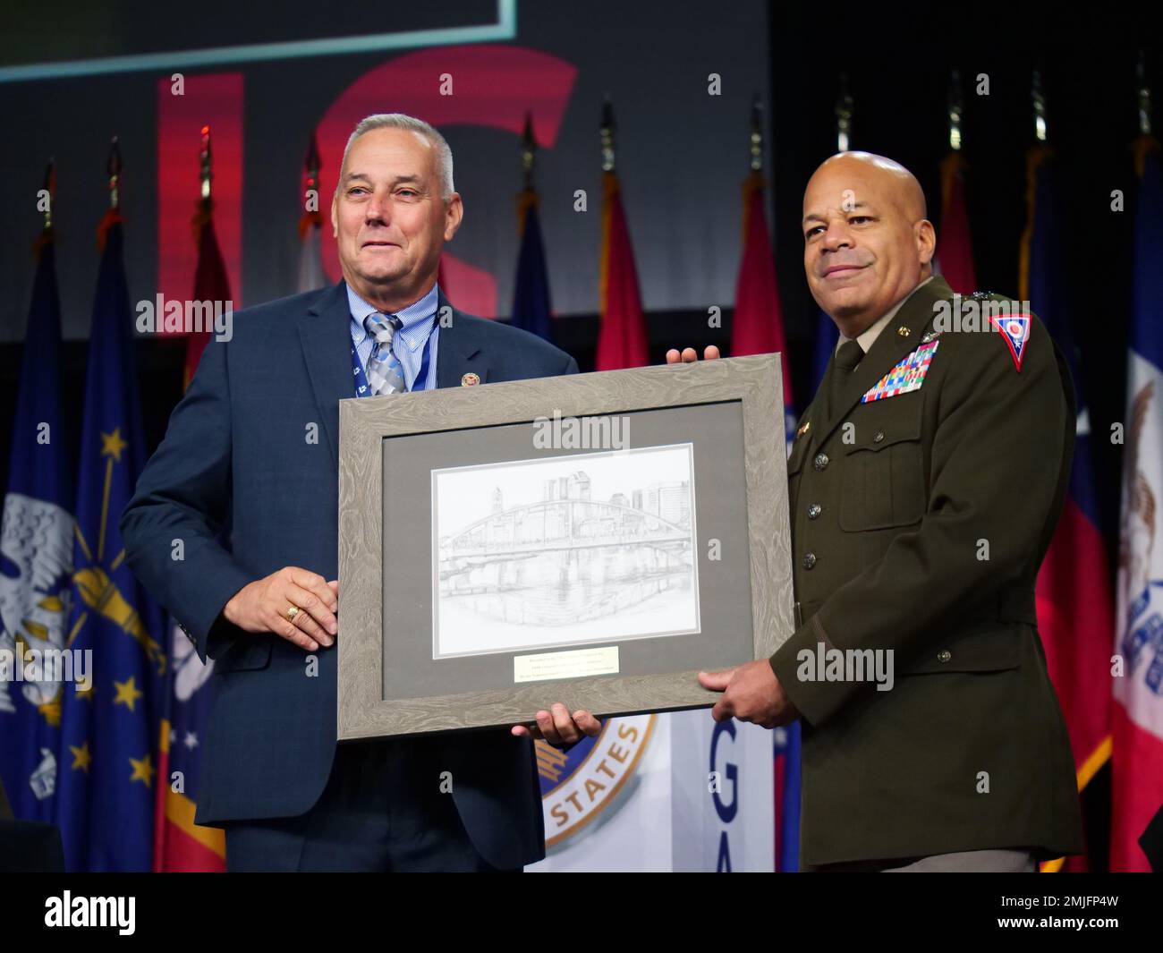 Maj. Gen John. C. Harris Jr. (À droite), adjudant général de l'Ohio, reçoit un imprimé encadré de la rivière Scioto de Jim Simms, président de la National Guard Executive Directors Association, lors de la National Guard Association of the United States 144th General Conference & Exhibition 28 août 2022, Au centre de congrès de Greater Columbus à Columbus, Ohio. L'imprimé a été présenté pour commémorer la conférence du NGAUS organisée par l'Ohio pour la troisième fois depuis 1879. Banque D'Images