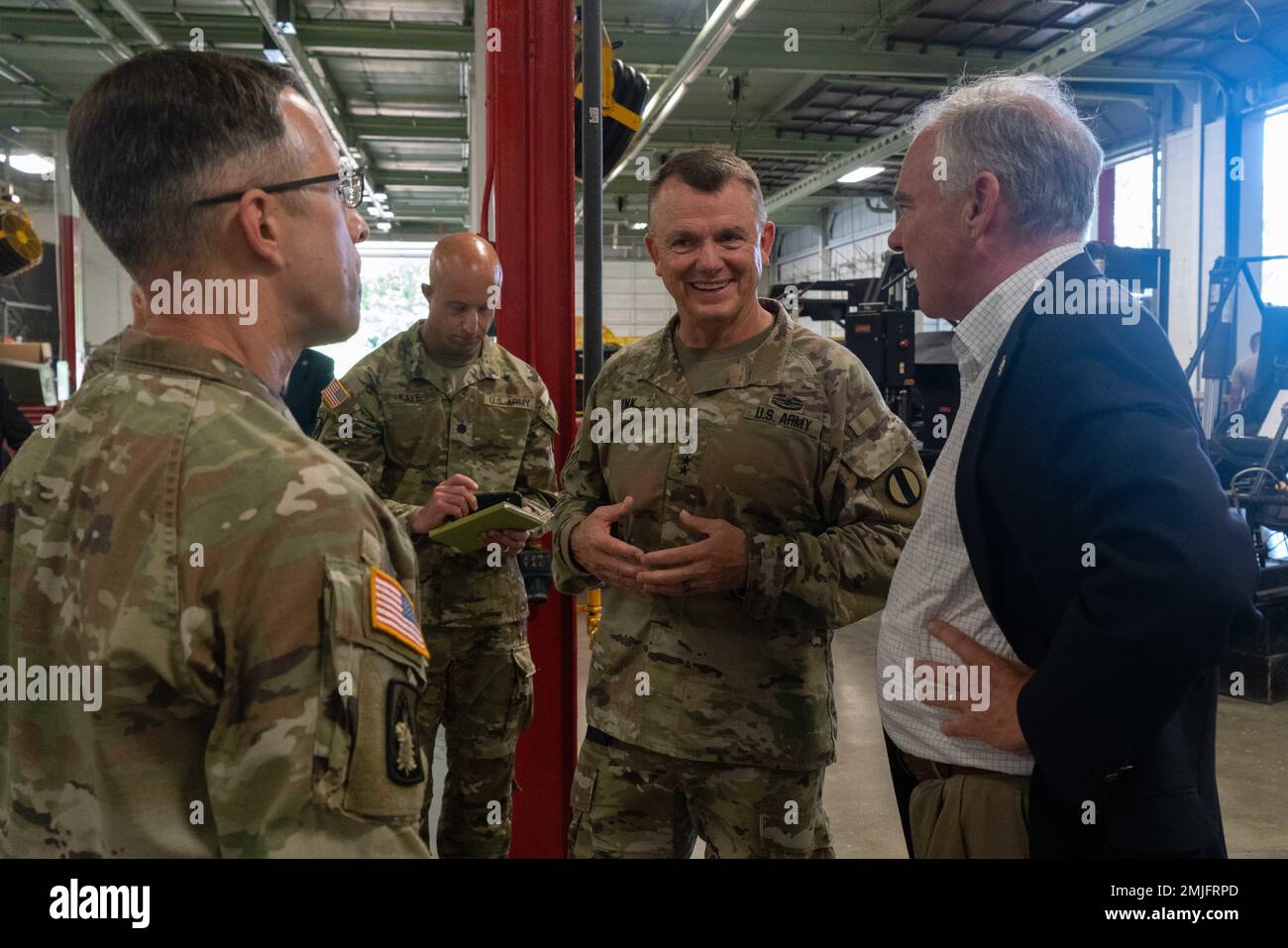 ÉTATS-UNIS Le général de l'armée Paul Funk, commandant du Commandement de l'instruction et de la doctrine de l'armée, et les États-Unis Le sénateur Timothy Kaine a rendu visite aux soldats de la Brigade de l'aviation de 128th 29 août 2022 à fort Eustis, en Virginie. Banque D'Images