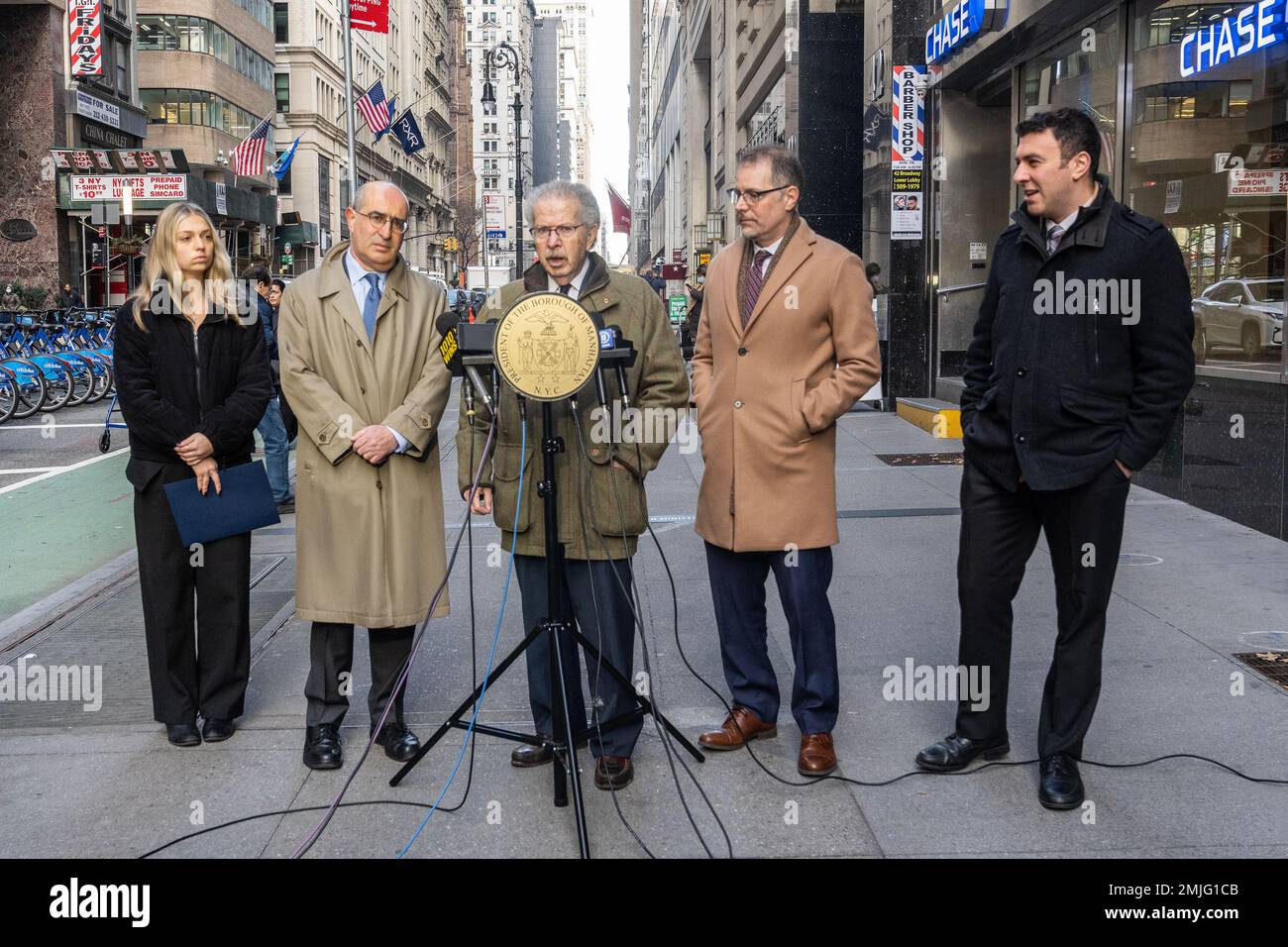 Le vice-président associé du Congrès juif mondial, Menachem Rosensaft, prend la parole au point de presse de Mark Levine pour appeler la ville à retirer les noms des collaborateurs nazis du Canyon des héros à New York sur 27 janvier 2023. Les collaborateurs nazis français Henri Philippe Petain et Pierre Laval ont dirigé le tristement célèbre gouvernement de Vichy contrôlé par les nazis pendant la Seconde Guerre mondiale et ont tous deux été condamnés pour trahison de la France et de ses citoyens juifs, dont 75 000 ont été envoyés dans des camps de concentration. Les deux hommes ont visité New York en 1931 et ont des plaques installées sur les trottoirs du sud de Broadway appelés Canyon of Banque D'Images