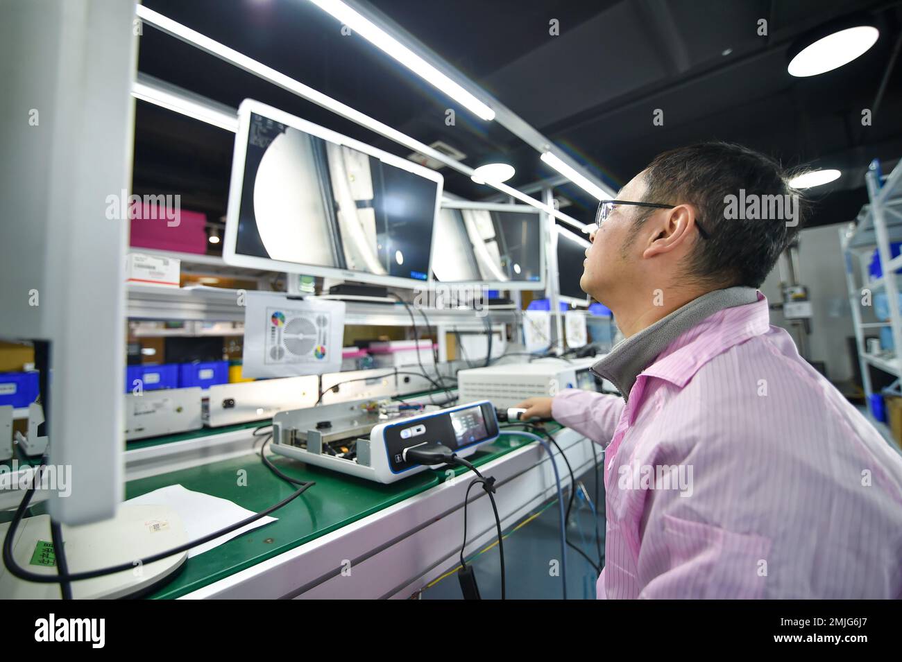 NANJING, CHINE - le 28 JANVIER 2023 - Un travailleur teste un système de caméra endoscopique dans une entreprise de dispositifs médicaux de Nanjing, dans la province de Jiangsu, en Chine orientale. Banque D'Images