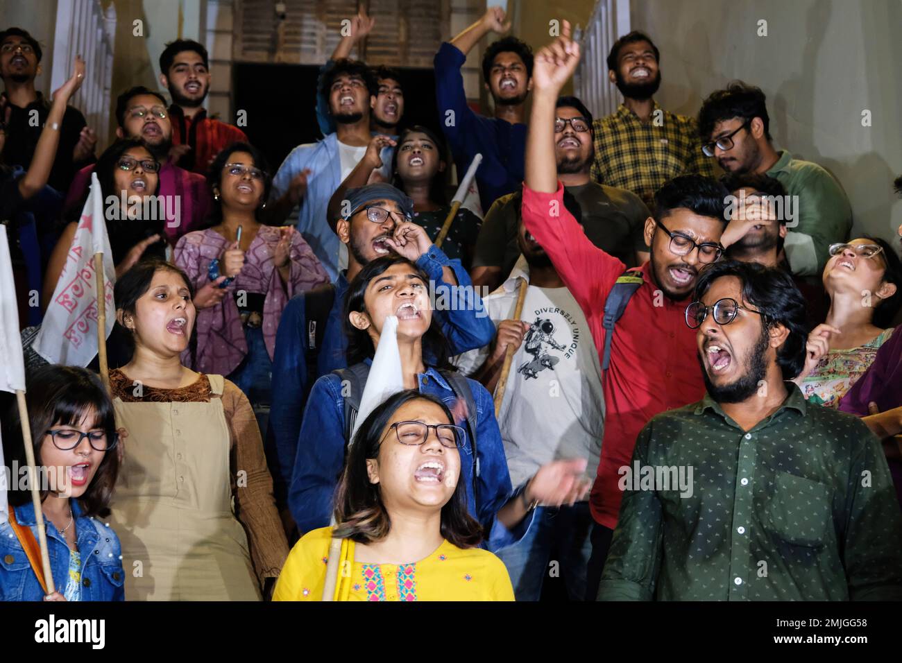 Kolkata, Inde. 27th janvier 2023. Le parti de la Fédération des étudiants de l'Inde (SFI) a organisé une projection ouverte dans les locaux de l'université de la présidence d'un documentaire réalisé par la BBC et intitulé "Inde: La question Modi" malgré un Govt. interdiction du film. Les médias disent que le gouvernement indien abuse de ses pouvoirs d'urgence en vertu des règles de 2021 EN bloquant le documentaire. Crédit : SOPA Images Limited/Alamy Live News Banque D'Images