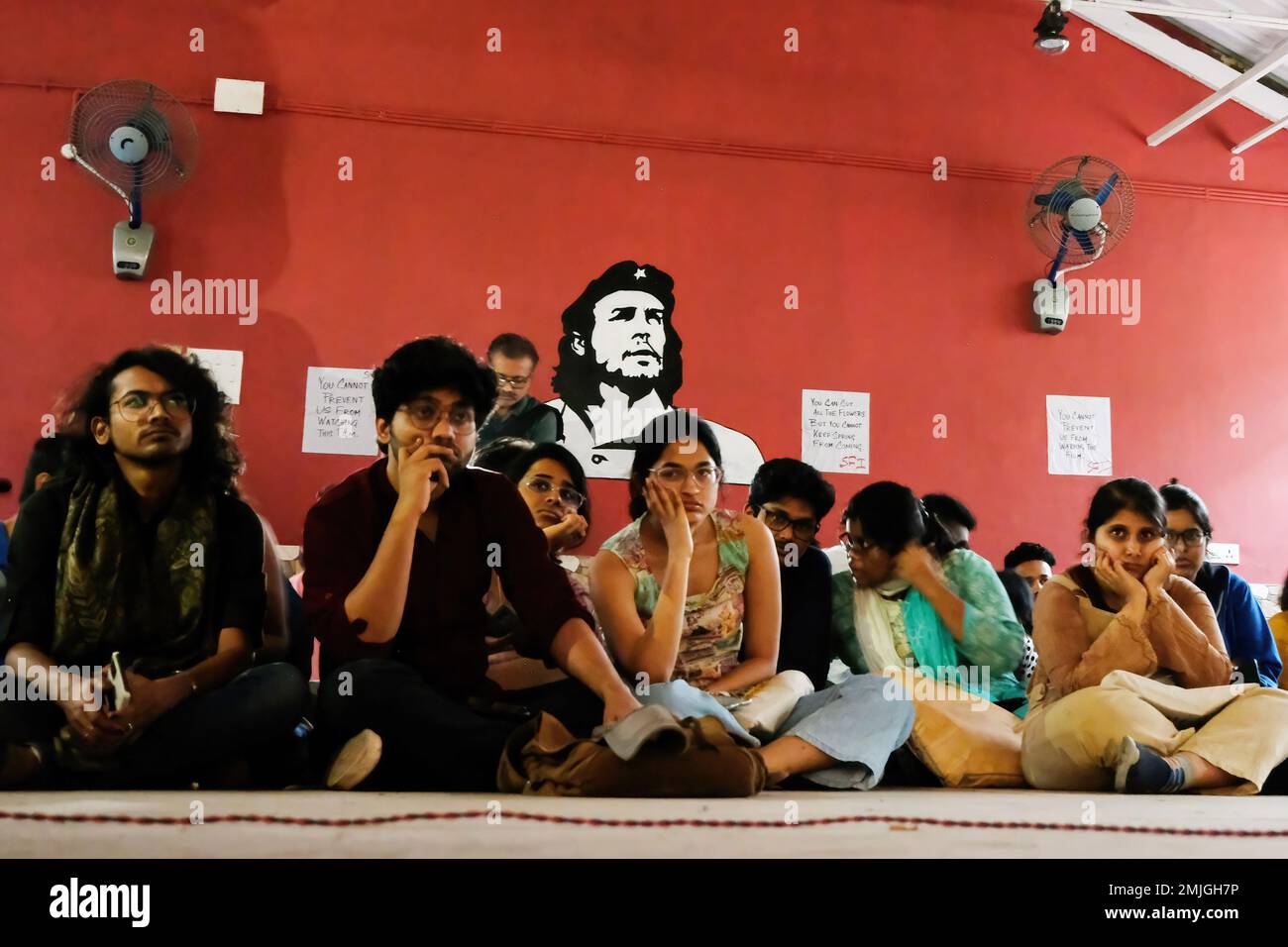 Kolkata, Inde. 27th janvier 2023. Les étudiants de l'Université de la Présidence ont organisé une projection du Govt. Banned BBC Documentary on the prime minister Narendra Modi named 'Inde: The Modi question'. Les médias disent que le gouvernement indien abuse de ses pouvoirs d'urgence en vertu des règles de 2021 EN bloquant le documentaire. (Photo de Dipayan Bose/SOPA Images/Sipa USA) crédit: SIPA USA/Alay Live News Banque D'Images