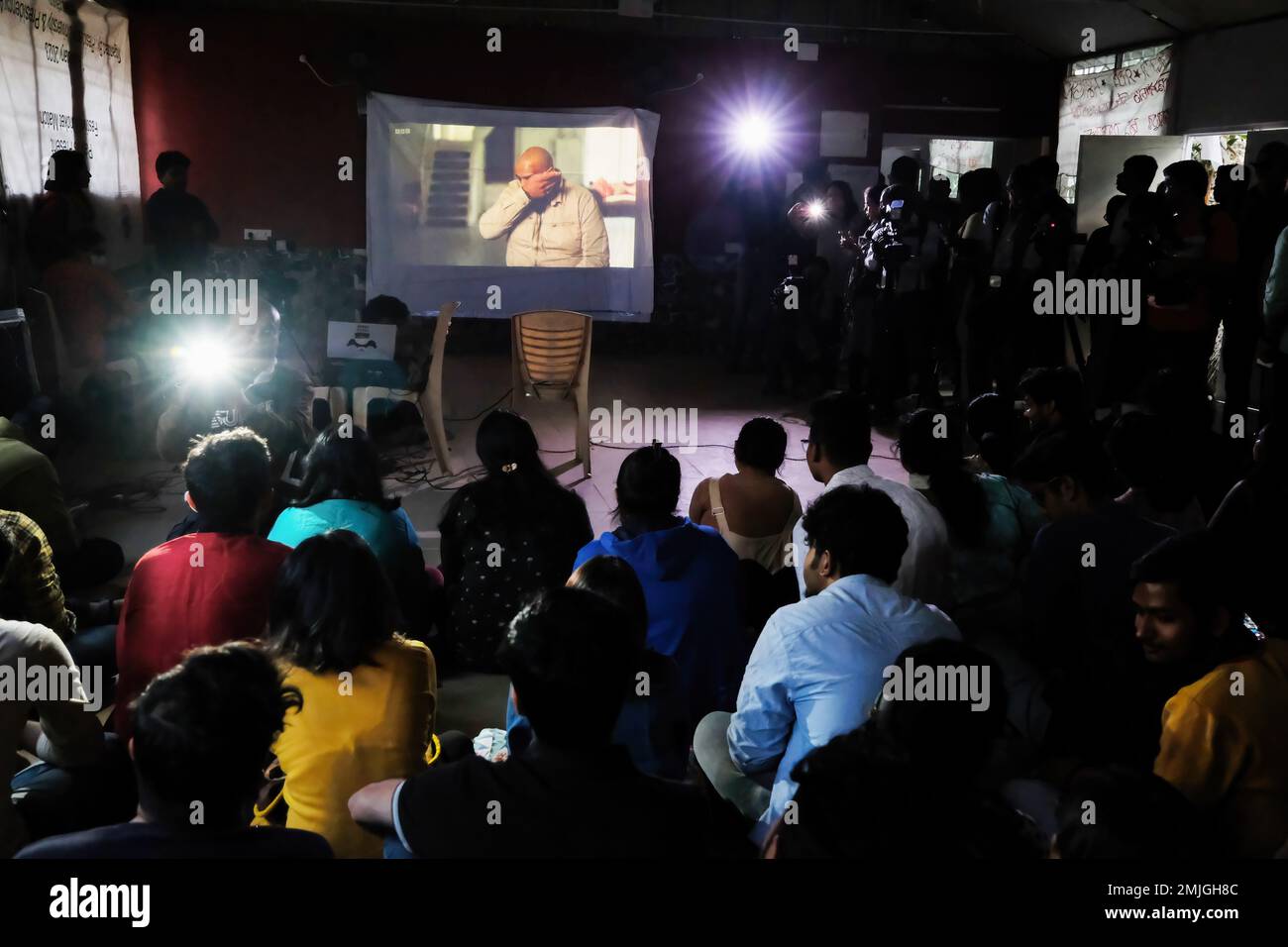 Kolkata, Inde. 27th janvier 2023. Les étudiants de l'Université de la Présidence ont organisé une projection du Govt. Banned BBC Documentary on the prime minister Narendra Modi named 'Inde: The Modi question'. Les médias disent que le gouvernement indien abuse de ses pouvoirs d'urgence en vertu des règles de 2021 EN bloquant le documentaire. (Photo de Dipayan Bose/SOPA Images/Sipa USA) crédit: SIPA USA/Alay Live News Banque D'Images