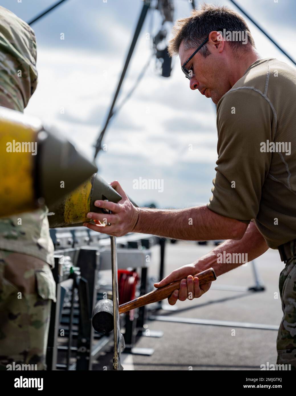 23rd unité de maintenance des aéronefs personnel spécialisé des systèmes d'armement des aéronefs le Sgt Mark Mihacsi assemble des munitions à l'appui d'une équipe de travail d'bombardiers à la RAF Fairford (Royaume-Uni), le 30 août 2022. Avec le MUNS de 5 qui fournit un soutien à l'assemblage de munitions et l'UMA de 23 qui assure l'entretien des quatre Satoforteresses B-52H de l'escadron de la bombe expéditionnaire 23rd qui participent à ce FBT, ils contribuent chacun à une partie cruciale de la mission qui serait autrement impossible à accomplir sans leur présence. Banque D'Images