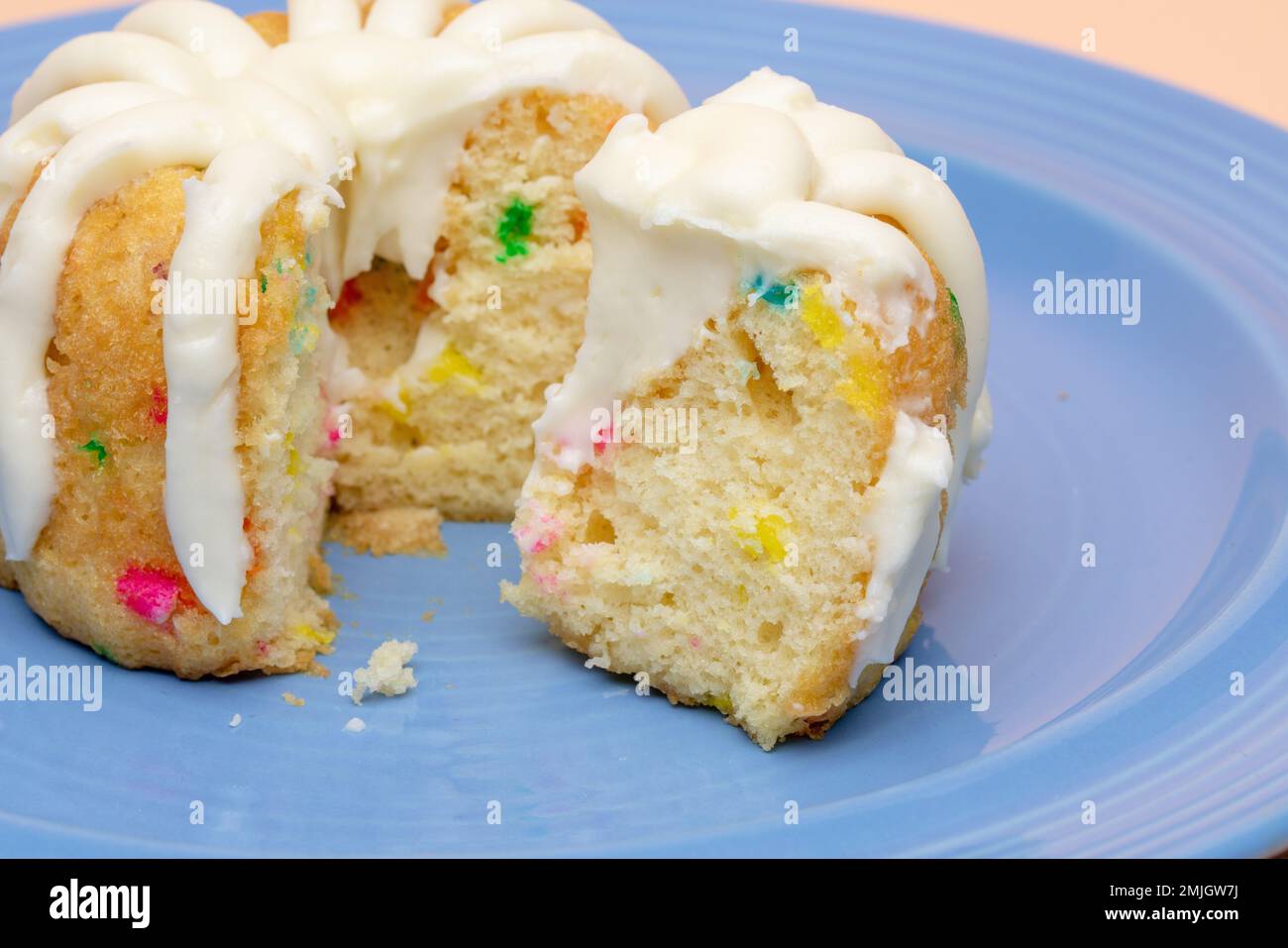 Gâteau au lapin confetti sur une assiette bleue Banque D'Images
