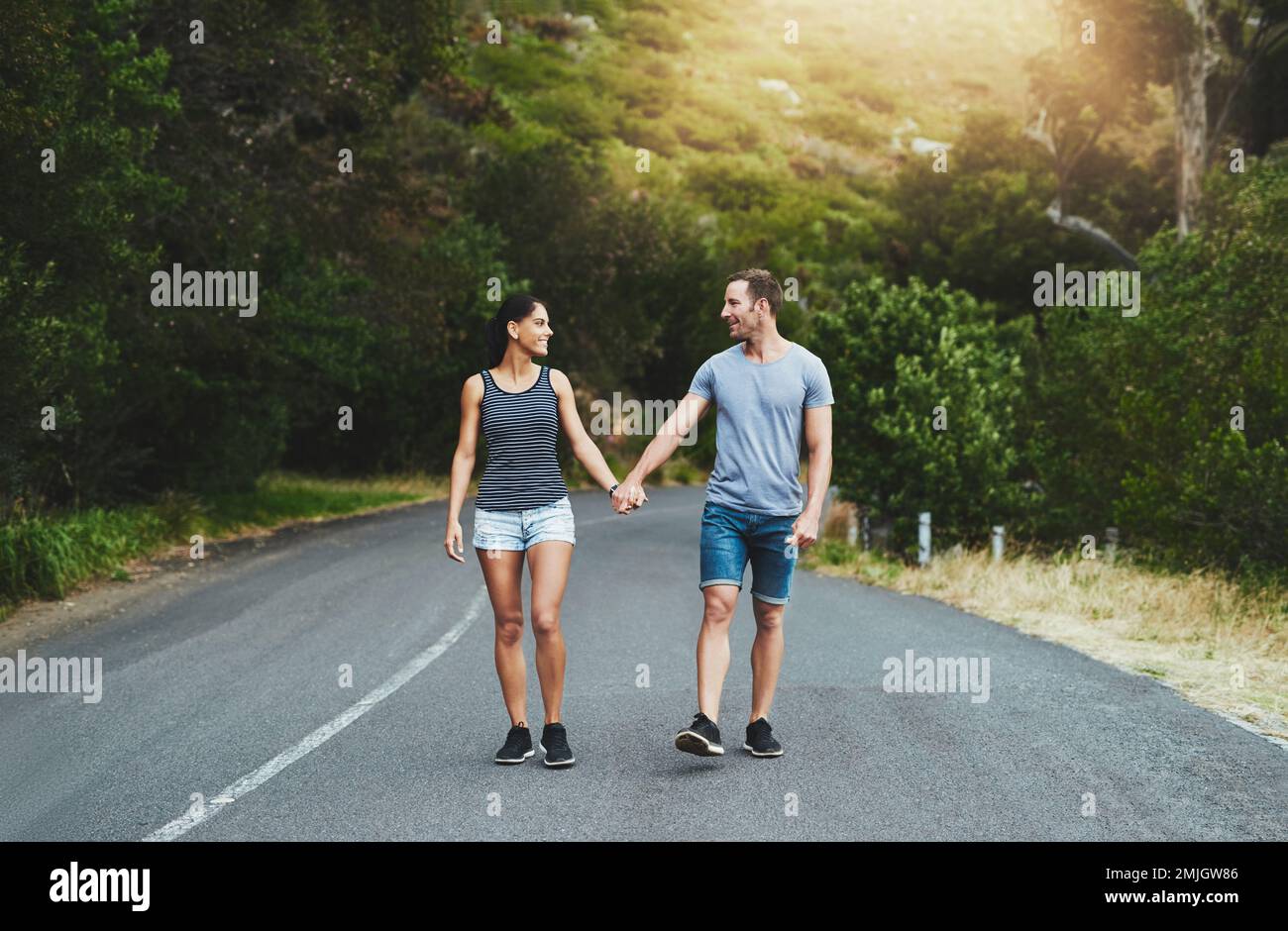 Les soulmates partagent le même sens de la direction. un jeune couple heureux marchant dans une rue à l'extérieur. Banque D'Images