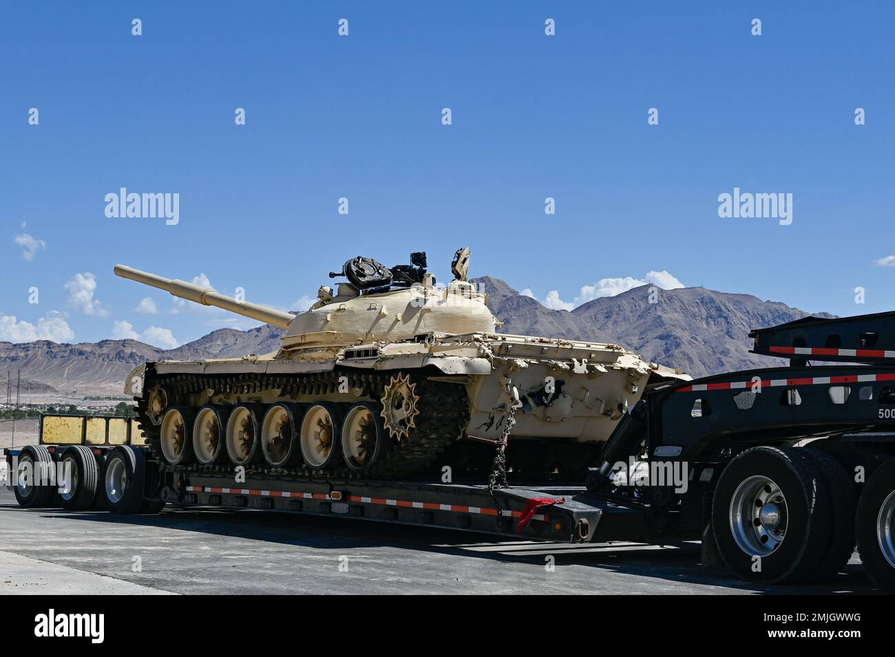 Un char T-72 exposé à l'installation de formation sur les menaces (TTF) sera déplacé vers un nouvel emplacement à la base aérienne de Nellis, Nevada, le 29 août 2022. États-Unis Le premier TTF de la Force aérienne, détenu et géré par l’Escadron du renseignement du 547th septembre, abrite une collection d’armes d’adversaire, y compris l’équipement au sol, les systèmes de missiles sol-air (SAMS) et les aéronefs. Banque D'Images