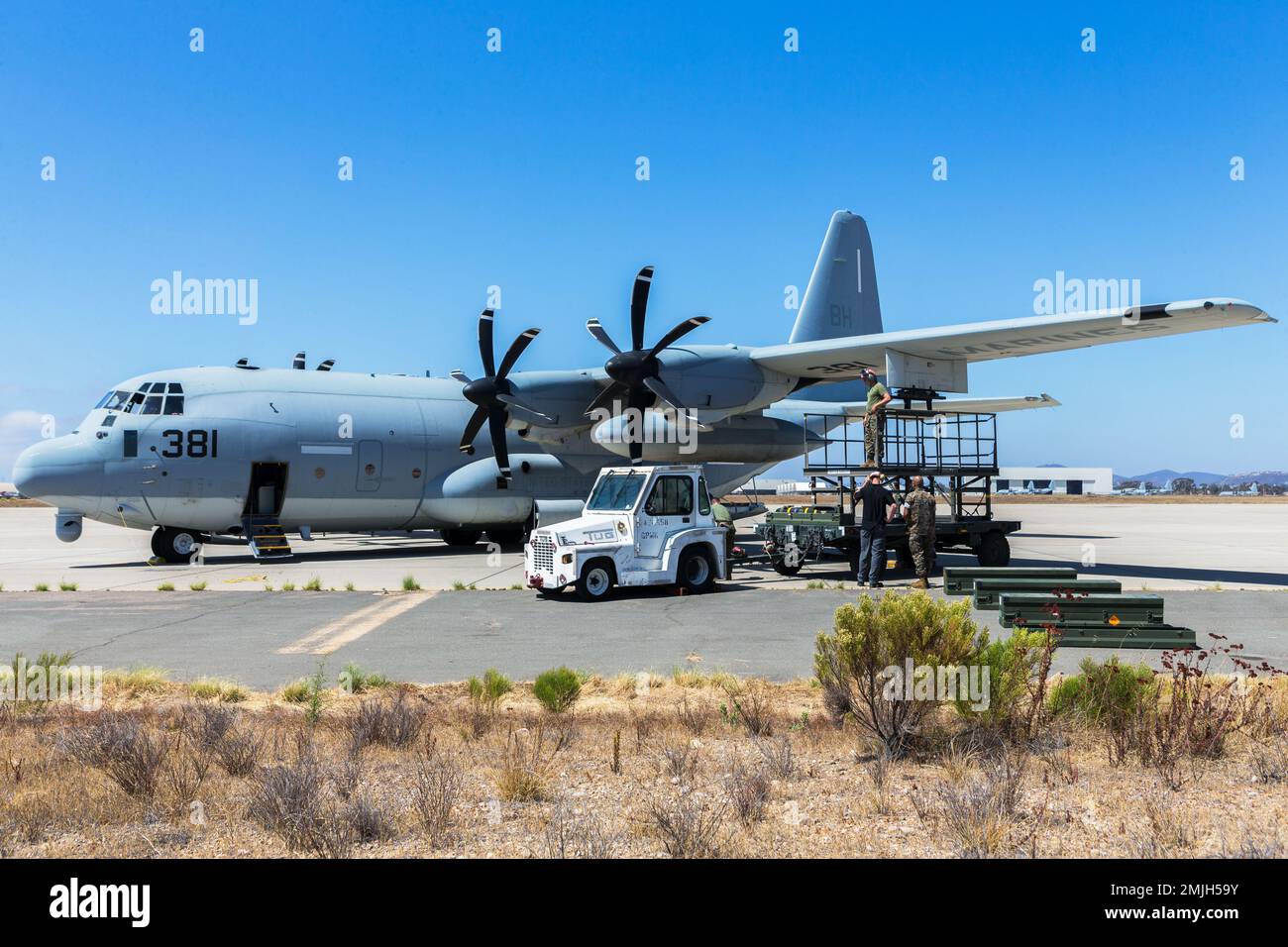 ÉTATS-UNIS Marines avec Marine Aerial Refueler transport Squadron (VMGR) 252 se préparer à équiper les missiles Hellfire AGM-114 d'un Hercules KC-130J à la Marine corps Air Station Miramar (Californie), le 29 août 2022. Le VMGR-252 a reçu une formation sur le soutien en plein air en utilisant la trousse d'armes aéroportées Harvest Hercules. Le VMGR-252 est un subordonné de la 2nd Marine Aircraft Wing, l'élément de combat aérien de la II Marine Expeditionary Force. Banque D'Images