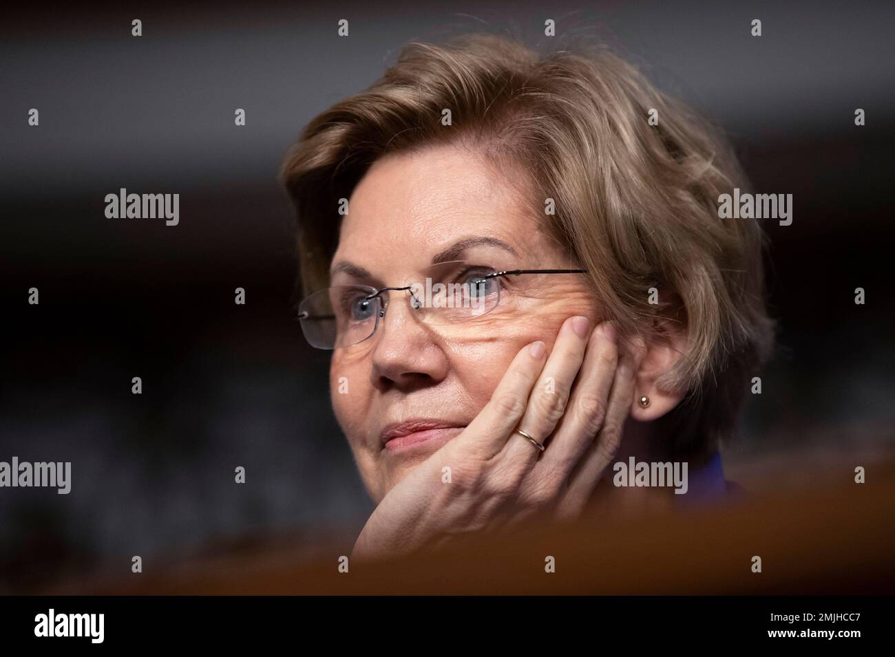 Senate Armed Services Committee member Sen. Elizabeth Warren, D-Mass., listens to Secretary of the Army and Secretary of Defense nominee Mark Esper during his confirmation hearing on Capitol Hill in Washington, Tuesday, July 16, 2019. (AP Photo/Manuel Balce Ceneta) Banque D'Images