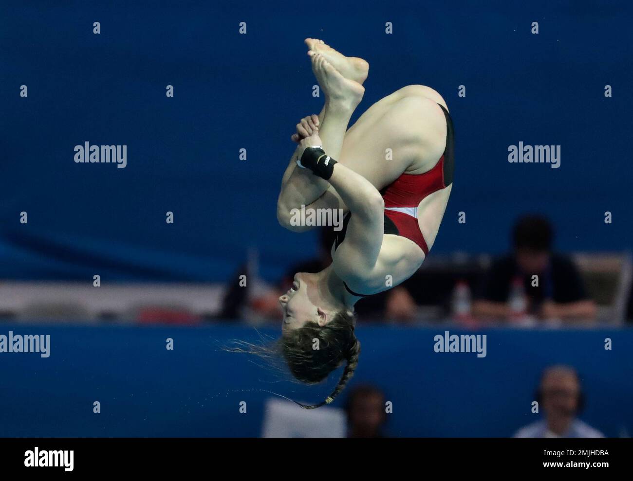 Canada's Caeli Mckay competes during the semi-final of the women's 10m platform competitions at the World Swimming Championships in Gwangju, South Korea, Tuesday, July 16, 2019. (AP Photo/Lee Jin-man) Banque D'Images