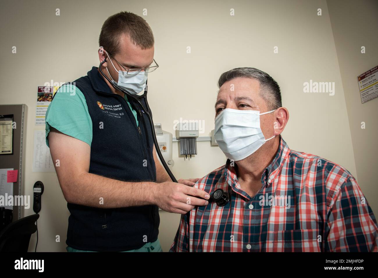 ÉTATS-UNIS Le capitaine de la Force aérienne (Dr) Bryce Christensen, médecin résident en médecine interne, examine un patient au Centre médical de l'Armée de Brooke, fort Sam Houston (Texas), le 30 août 2022. Originaire de Jordanie du Sud, Utah, Christensen est résident en médecine interne chez Team BAMC depuis deux ans et est récemment devenu un résident des États-Unis Chirurgien de vol de la Force aérienne, gagnant ses ailes de médecine de vol par l'USAF School of Aerospace Medicine à la base aérienne Wright-Patterson, Ohio. Banque D'Images