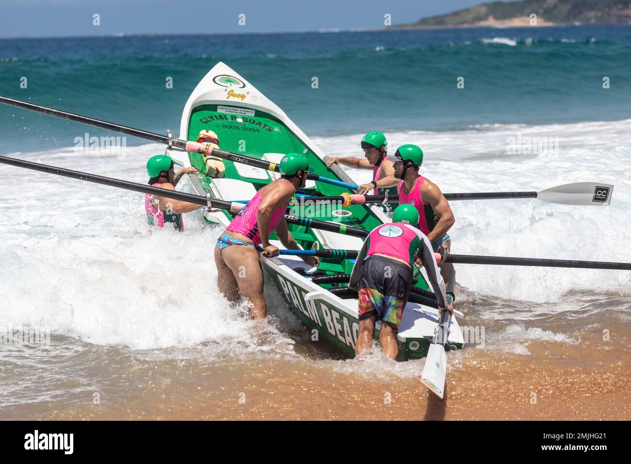 Samedi 28th janvier 2023. Sydney Northern Beaches Surfboat Carnival à North Narrabea Beach, club de surf local, équipes masculines et féminines et leurs bateaux de surf traditionnels concourent dans les événements de la ronde 5 du prémership de bateau, les équipes locales ont inclus ceux d'Avalon Beach, Collaroy, Palm Beach, North Narrabea, Freshwater et Coogee. Credit Martin Berry@alamy Actualités en direct. Banque D'Images