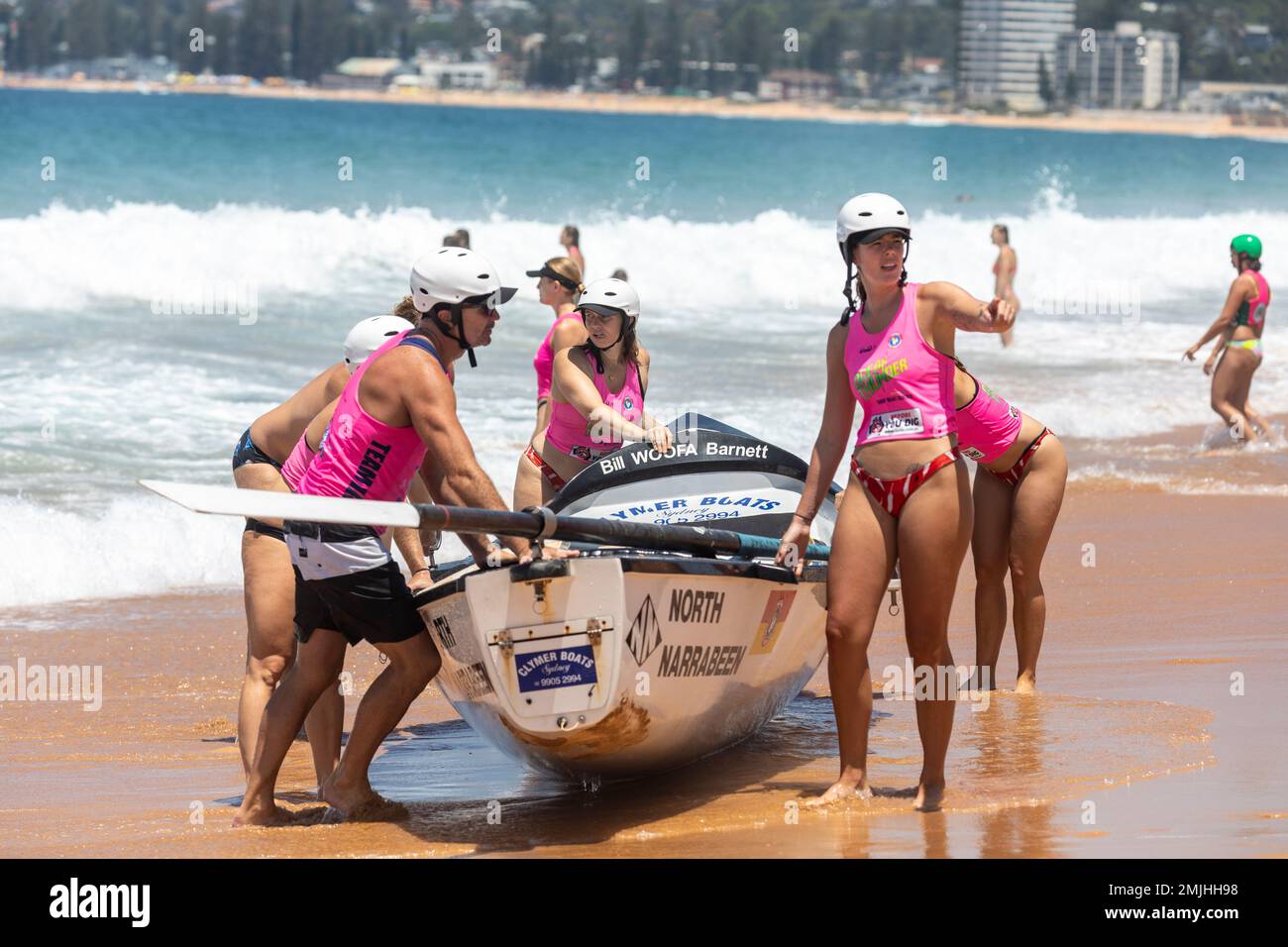 Samedi 28th janvier 2023. Sydney Northern Beaches Surfboat Carnival à North Narrabea Beach, club de surf local, équipes masculines et féminines et leurs bateaux de surf traditionnels concourent dans les événements de la ronde 5 du prémership de bateau, les équipes locales ont inclus ceux d'Avalon Beach, Collaroy, Palm Beach, North Narrabea, Freshwater et Coogee. Credit Martin Berry@alamy Actualités en direct. Banque D'Images