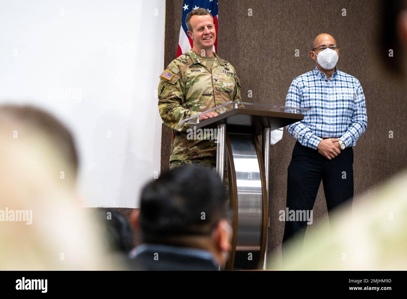 ÉTATS-UNIS Le colonel de l'armée Phil Brown, commandant de la Force opérationnelle interarmées Bravo, prend la parole lors de la cérémonie de clôture de l'équipe d'intervention en matière de santé (HEART) 2022 à l'Unidad Nacional de Oftalmología, à Guatemala, le 30 août 2022. HEART 22 est un JTF-B-LED, Etats-Unis Opération d'assistance médicale du Commandement Sud qui a eu lieu à la fois au Guatemala et au Honduras. Banque D'Images