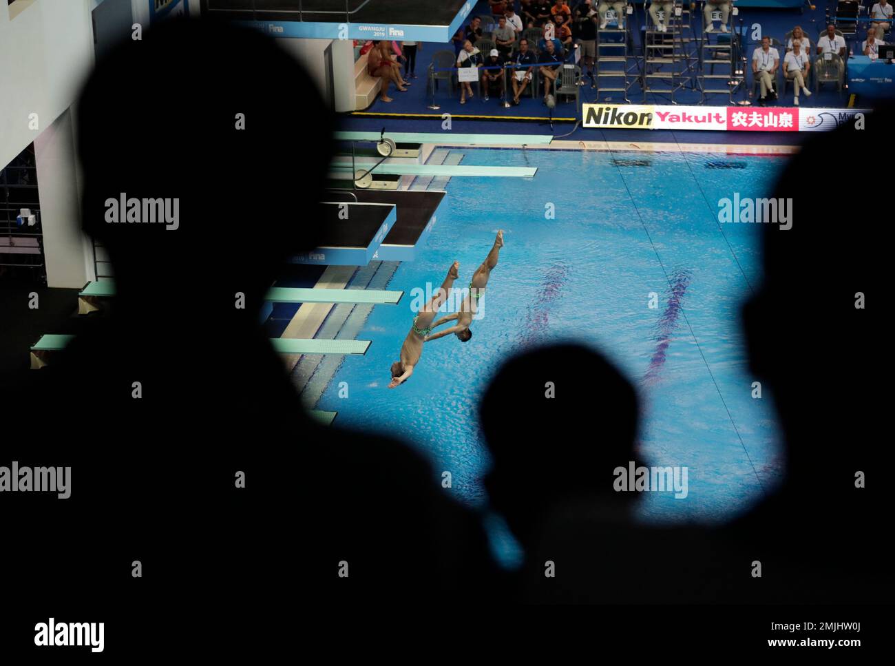 Australia's Shixin Li and Matthew Carter compete during the men's 3m synchro springboard competitions at the World Swimming Championships in Gwangju, South Korea, Saturday, July 13, 2019. (AP Photo/Lee Jin-man) Banque D'Images
