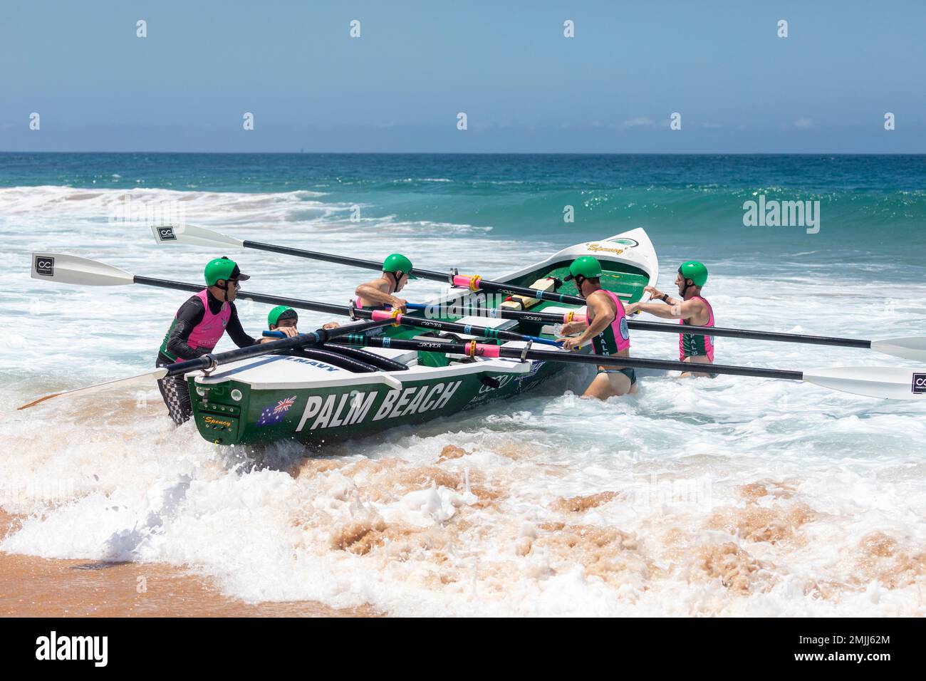 Palm Beach Sydney, courses traditionnelles de bateaux de surf sur Narrabea Beach, l'équipe de Palm Beach pour hommes se prépare à la prochaine chaleur de carnaval, le premier ministre de bateaux de surf Aus Banque D'Images