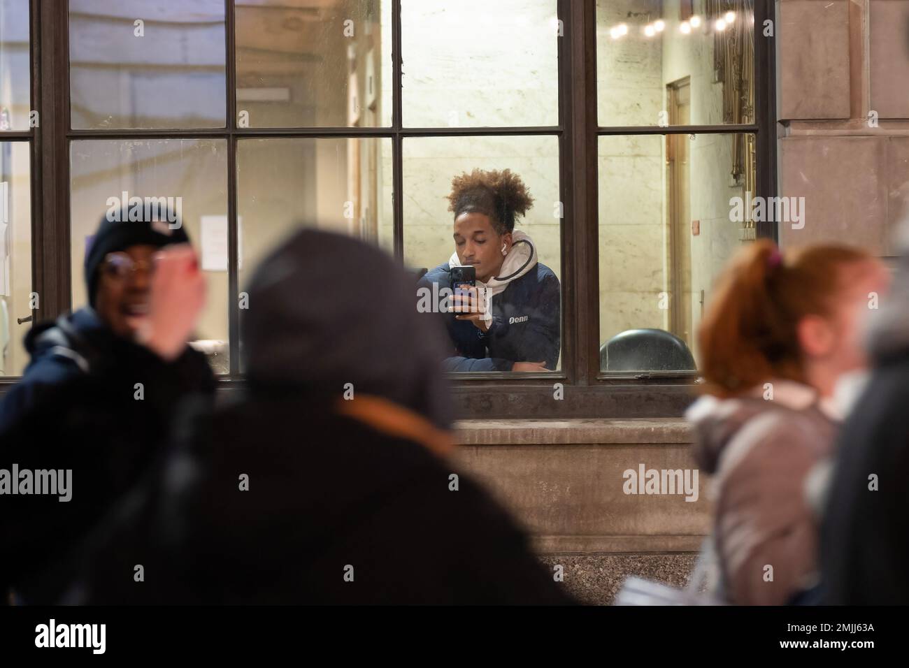 Boston, États-Unis. 27th janvier 2023. Une femme prend une vidéo d'une manifestation contre le meurtre par la police de Tyr Nichols dans le centre-ville de Boston. Près de 100 manifestants se sont rassemblés à l'entrée du Boston Common pour réclamer la justice pour l'assassinat de Tyr Nichols. Des manifestants ont ensuite défilé autour du Boston Common et ont passé le Massachusetts State Capitol Building. Crédit : SOPA Images Limited/Alamy Live News Banque D'Images