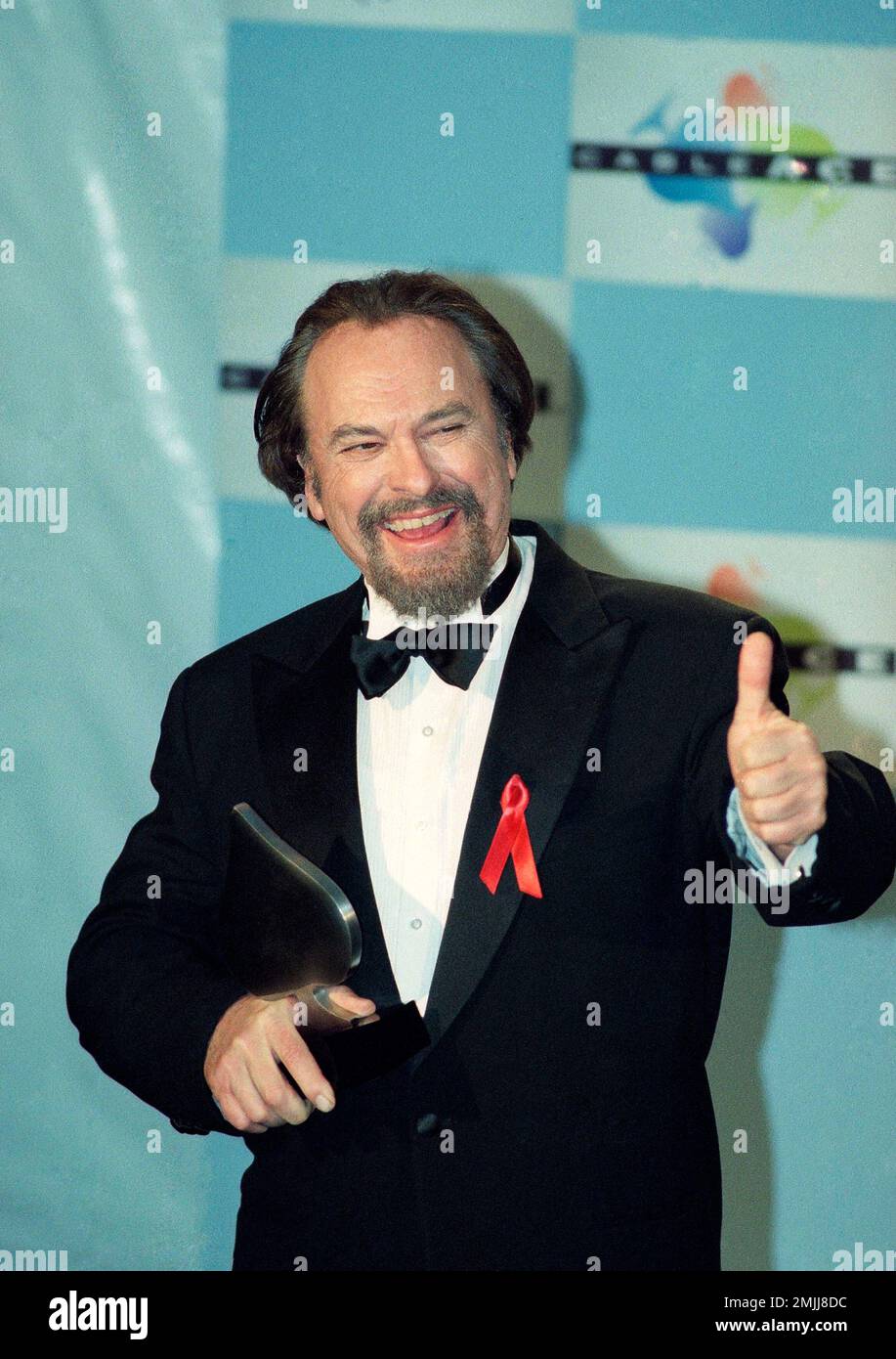 FILE - In this Jan. 15, 1995, file photo, actor Rip Torn gives a thumbs-up to photographers after winning for Best Actor in a Comedy Series for HBO's "The Larry Sanders Show," at the 16th annual CableACE Awards ceremony, in Los Angeles. Award-winning television, film and theater actor Torn has died at the age of 88, his publicist announced Tuesday, July 9, 2019. (AP Photo/Michael Caulfield, File) Banque D'Images