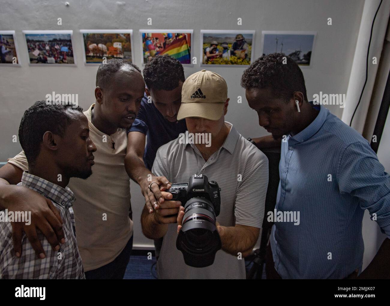 ÉTATS-UNIS Le Sgt Thomas Johns, membre de l'équipe de la Force aérienne, de la Direction des affaires publiques de la Corne de l'Afrique, présente des capacités vidéo sur un appareil photo reflex numérique à objectif unique lors d'un échange de connaissances entre les États-Unis Les départements de la Défense et d'État et le Ministère djiboutien de la communication aux États-Unis Ambassade American Corner le 30 août 2022. Plus de 15 membres des médias djiboutiens ont assisté à l'événement. (Photo du ministère de la Défense par les États-Unis Sgt. Daryl Knee, maître de la Force aérienne) Banque D'Images