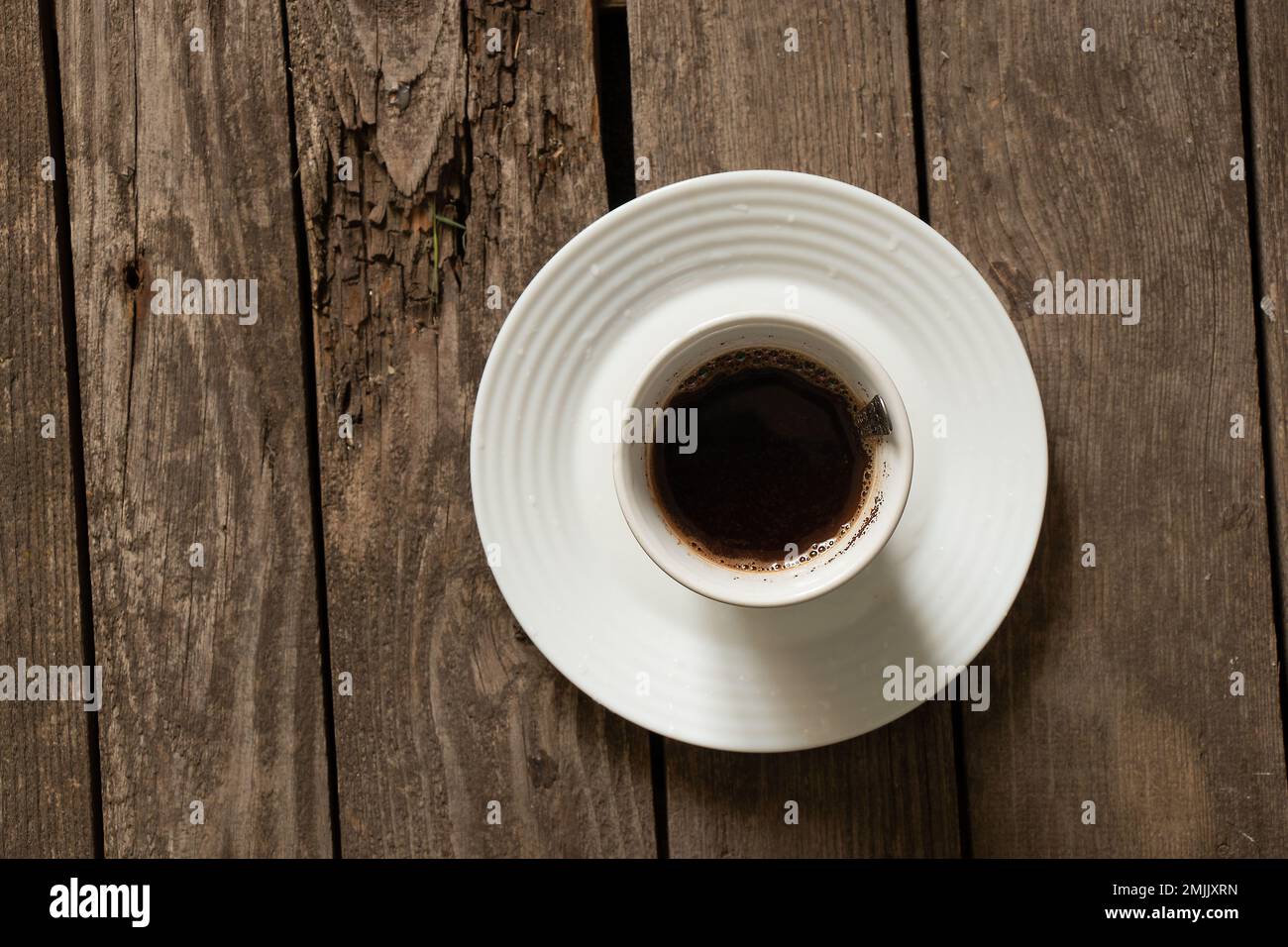 tasse de café sur une table en bois sur une assiette blanche Banque D'Images