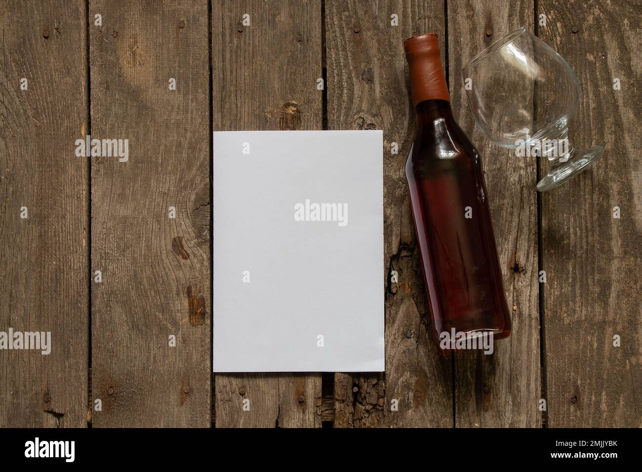 bouteille de vieux verre de whisky et feuille blanche vide pour le texte sur une table Banque D'Images