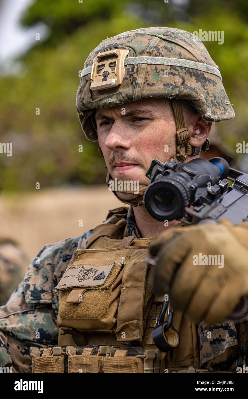 ÉTATS-UNIS Le Cpl. Colin Floyd, un rifleman du 3D Bataillon, 3D Marines, participe à une cérémonie de réenrôlement au cours d'une série de mitrailleuses en direct au Camp Schwab, Okinawa, Japon, 31 août 2022. Cette formation a amélioré la compétence des Marines au niveau tactique et a développé un leadership de petite unité. 3/3 est déployé dans l'Indo-Pacifique sous le titre 4th Marines, 3D Marine Division dans le cadre du Programme de déploiement d'unité. « Je veux transmettre plus de connaissances à mes jeunes Marines, car ils sont la prochaine génération du corps », a déclaré le Cpl. Floyd, qui s’est enrôla de nouveau pendant le feu vivant. Floyd i Banque D'Images