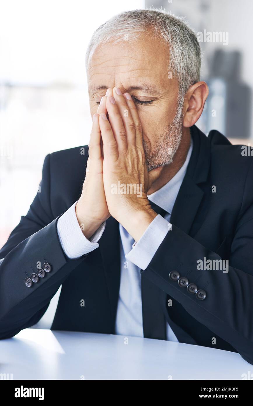 Les choses ne vont pas comme il l'avait prévu. un homme d'affaires mature qui cherche à mettre l'accent sur le travail. Banque D'Images