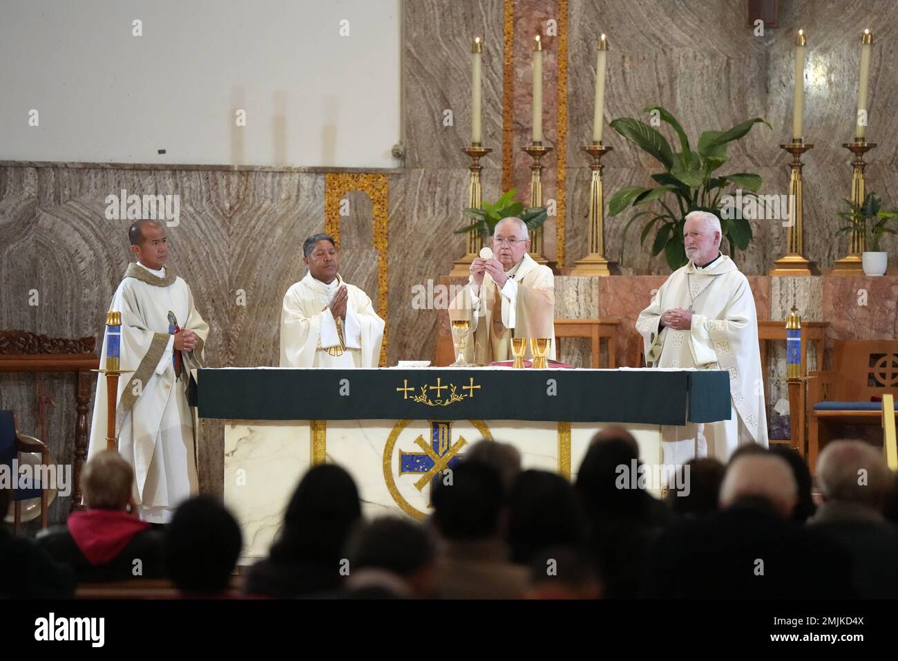 De gauche à droite : P. Joseph Magdaong (à gauche), Mgr Jose H. Gomez (deuxième à droite) et Mgr. Auxiliaire pour la région de San Gabriel de l'archidiocèse de Los Angeles David G. O'Connell (à gauche) lors d'une messe pour les victimes de fusillades de masse à l'église catholique Stephen Martyr le vendredi 27 2023 janvier, à Monterey Park, Calif. Un homme armé a tué plusieurs personnes au Star Ballroom Dance Studio le 22 janvier 2023 en pleine célébration du nouvel an lunaire. Banque D'Images